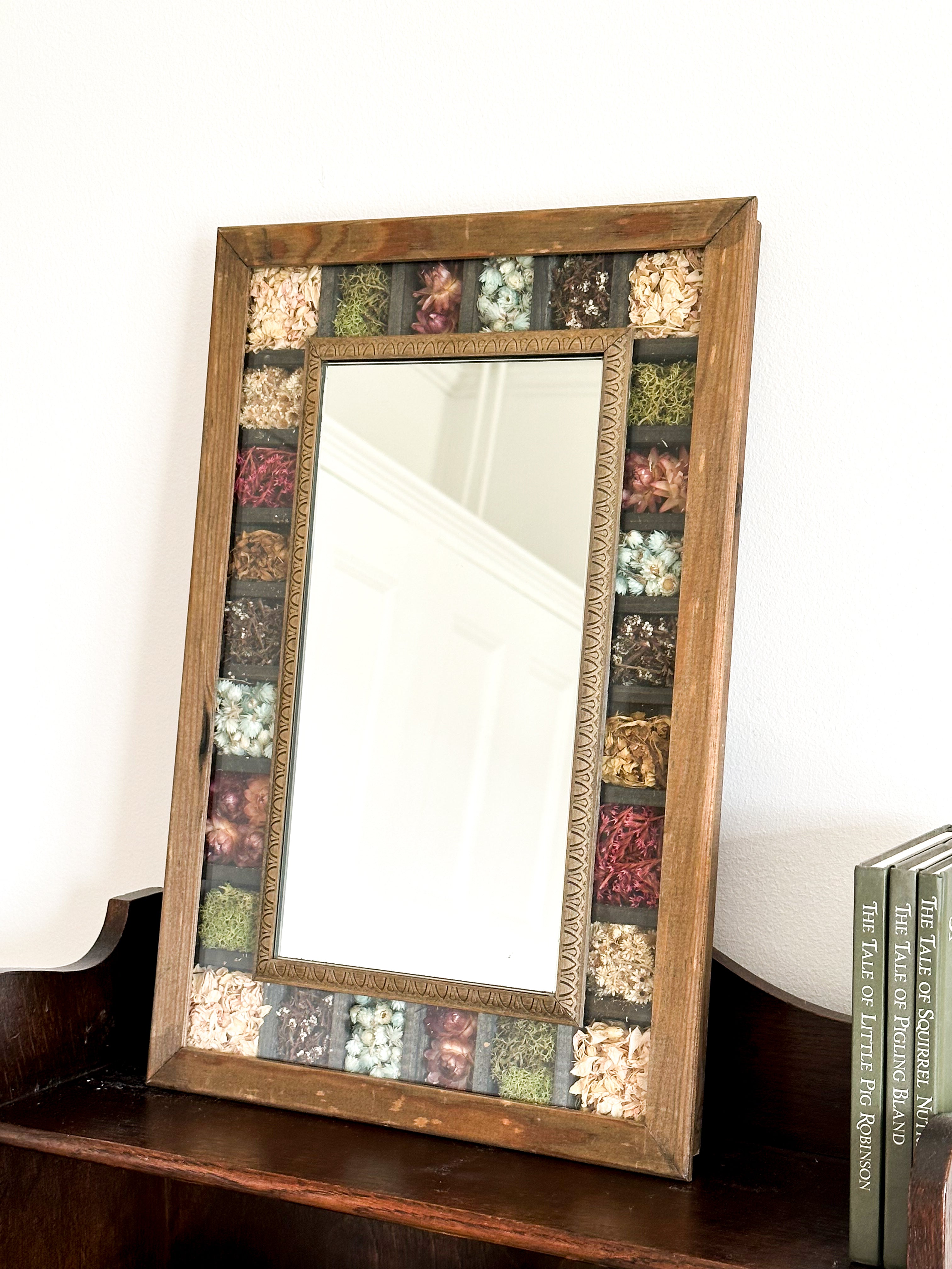 Vintage wooden carved mirror with dried flowers - Moppet