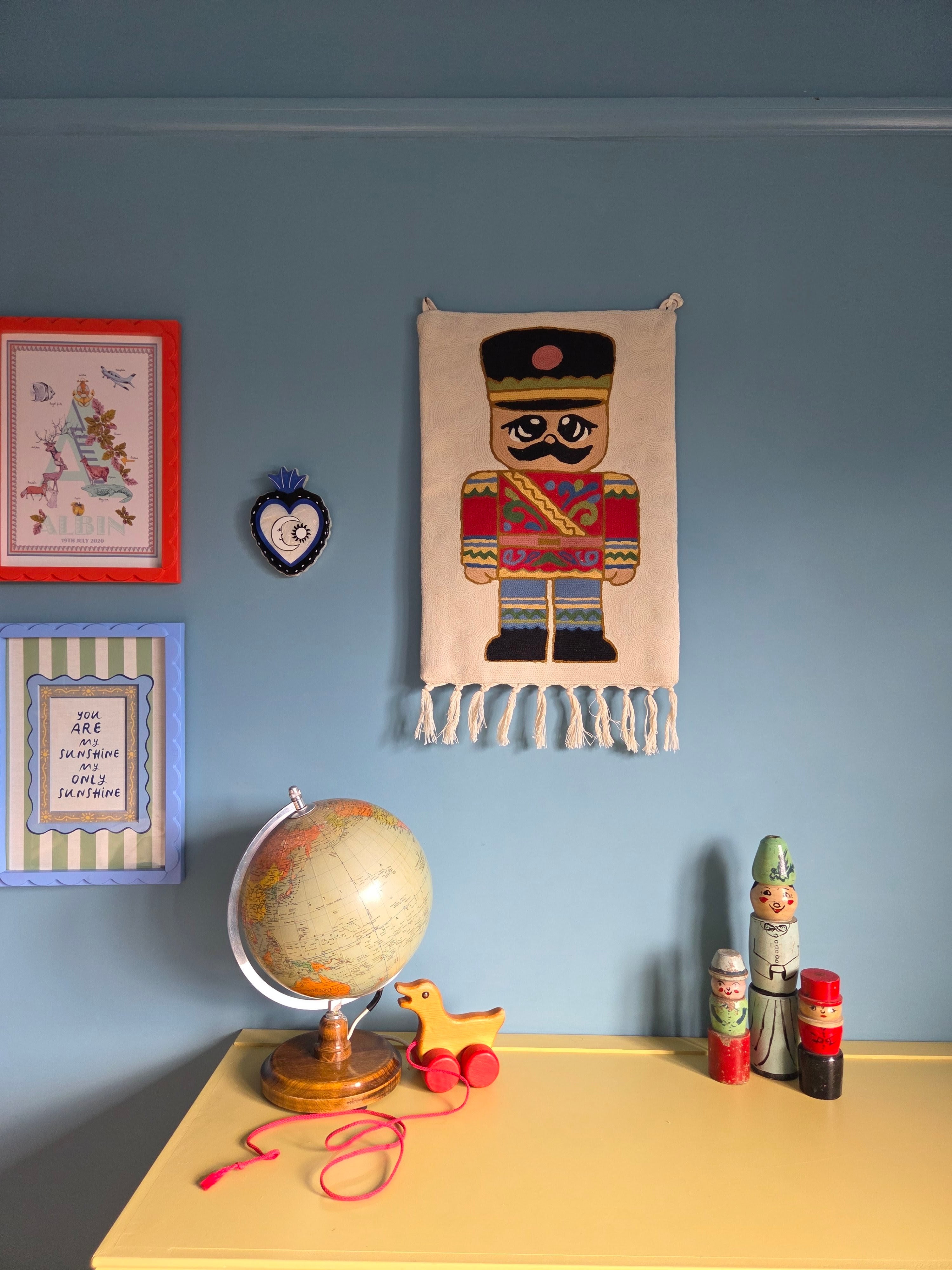 Toy Soldier tapestry, Sumbal