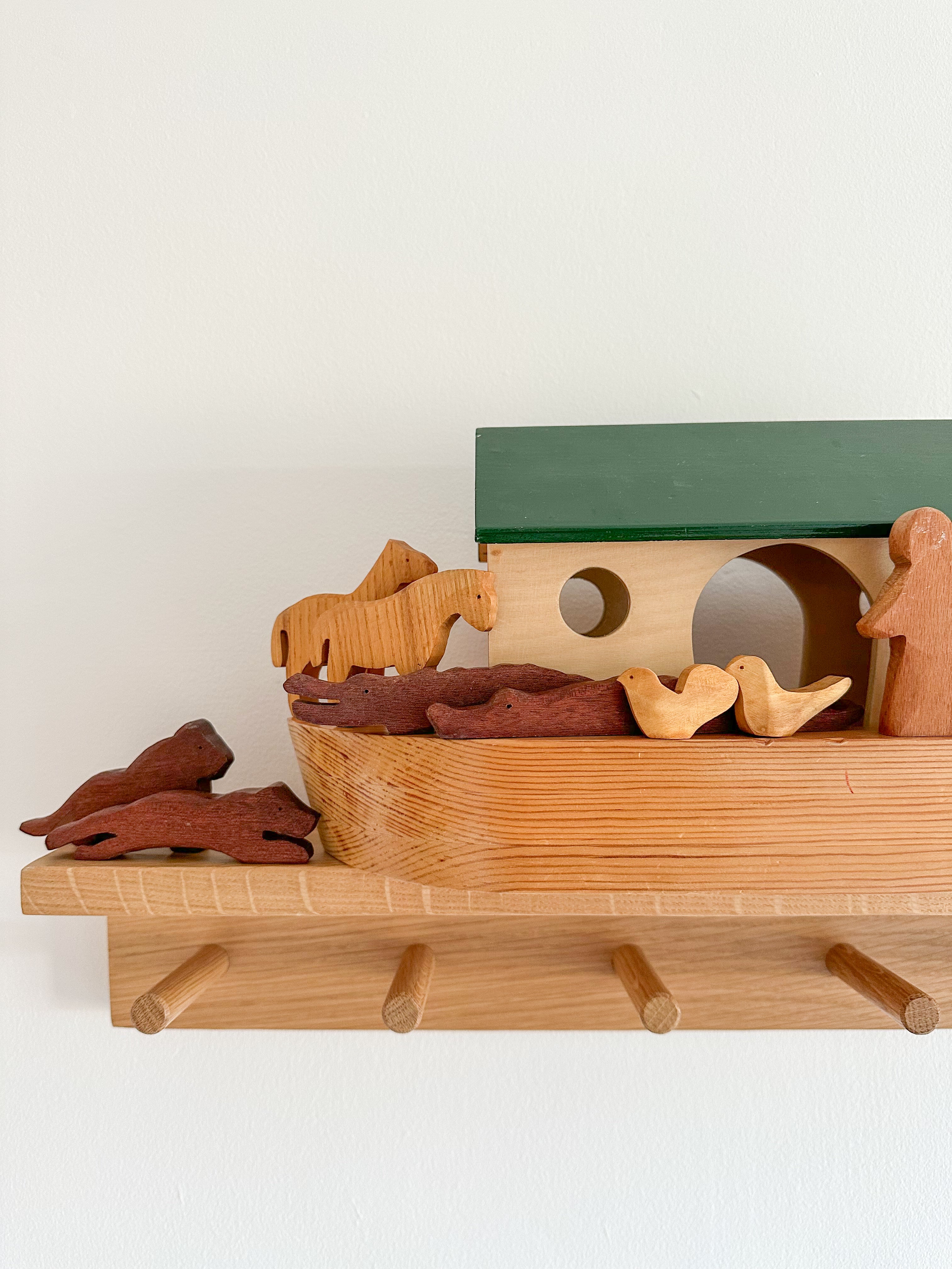 Vintage wooden Noah’s Ark toy set with green roof - Moppet