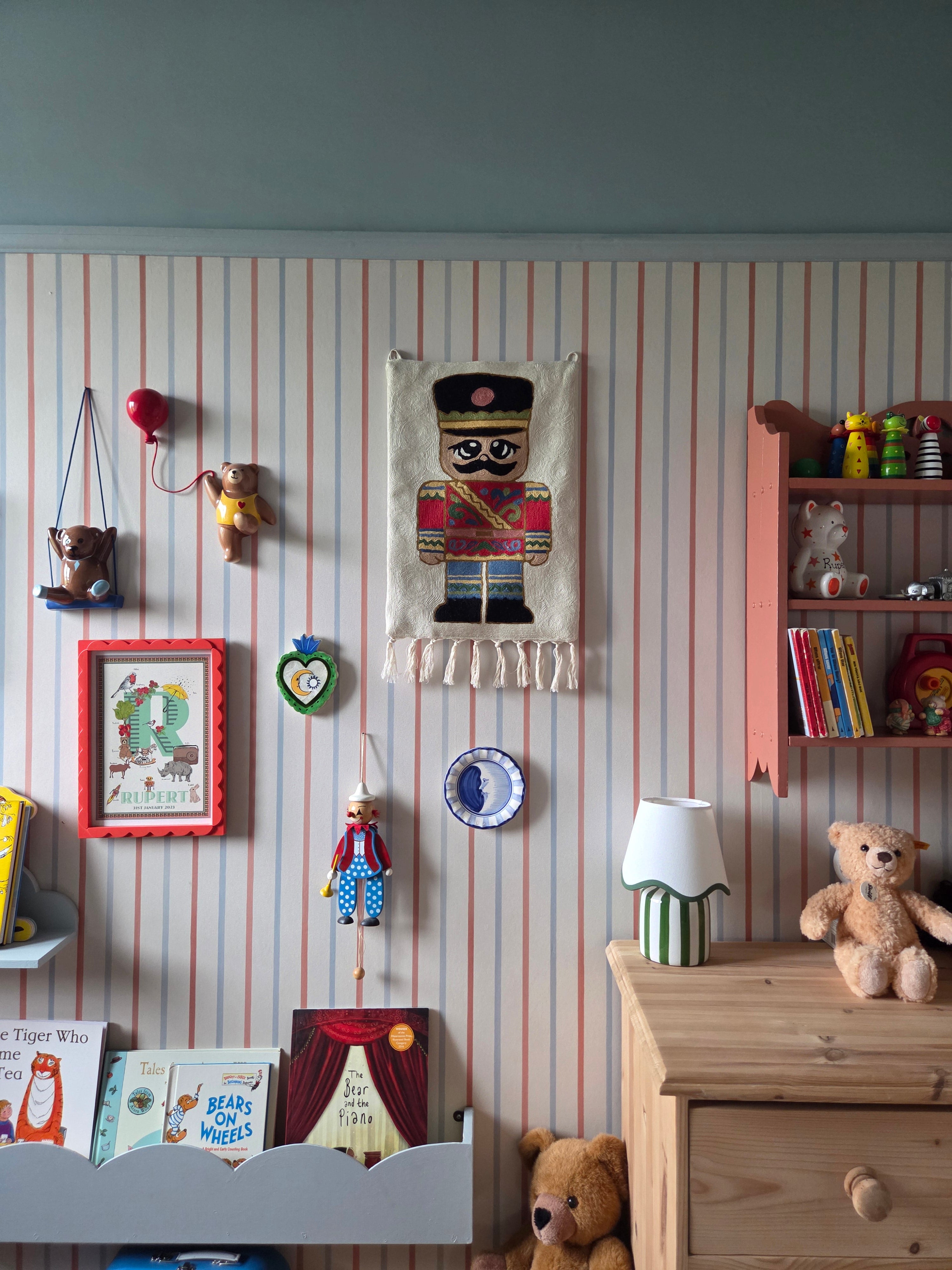 Toy Soldier tapestry, Sumbal