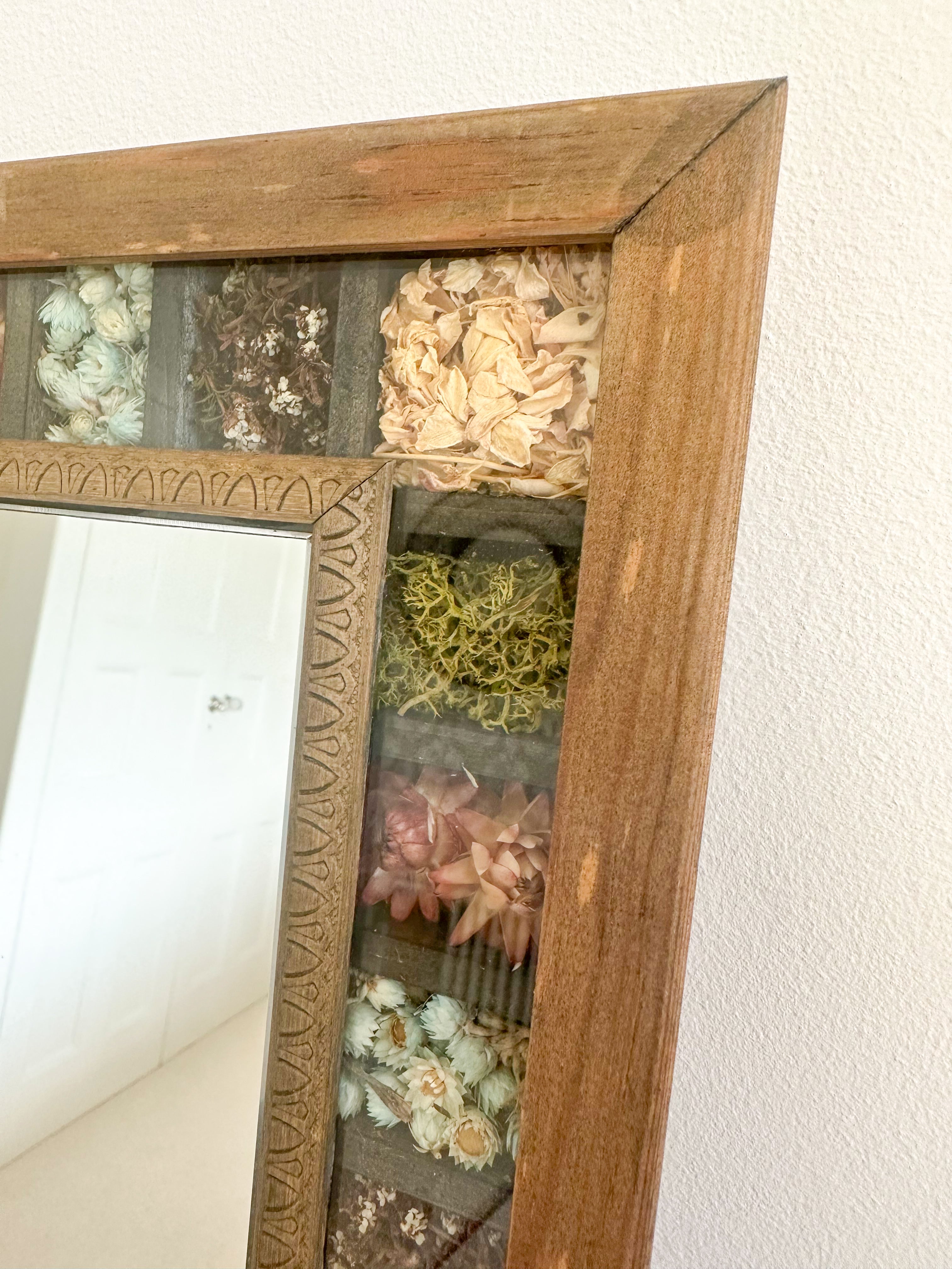 Vintage wooden carved mirror with dried flowers - Moppet