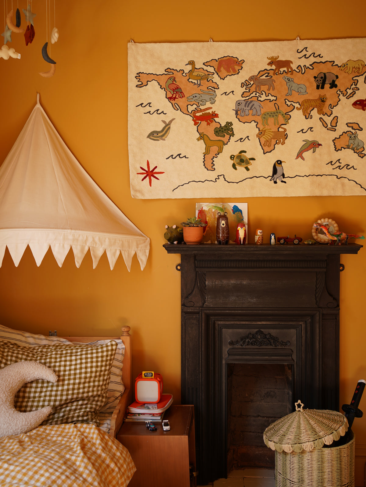 World Map tapestry, Sumbal