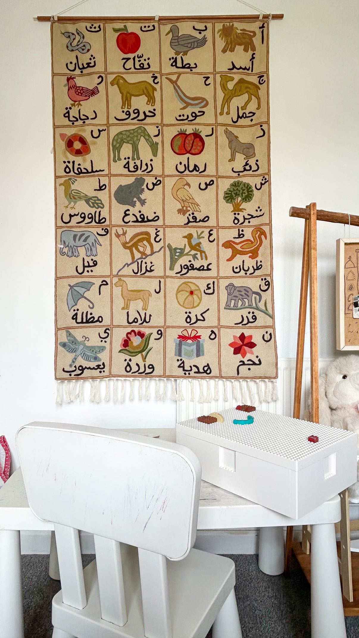 Handmade Arabic alphabet ABC (الْأَبْجَدِيَّة الْعَرَبِيَّة) crewel wall hanging tapestry | Suru - Moppet