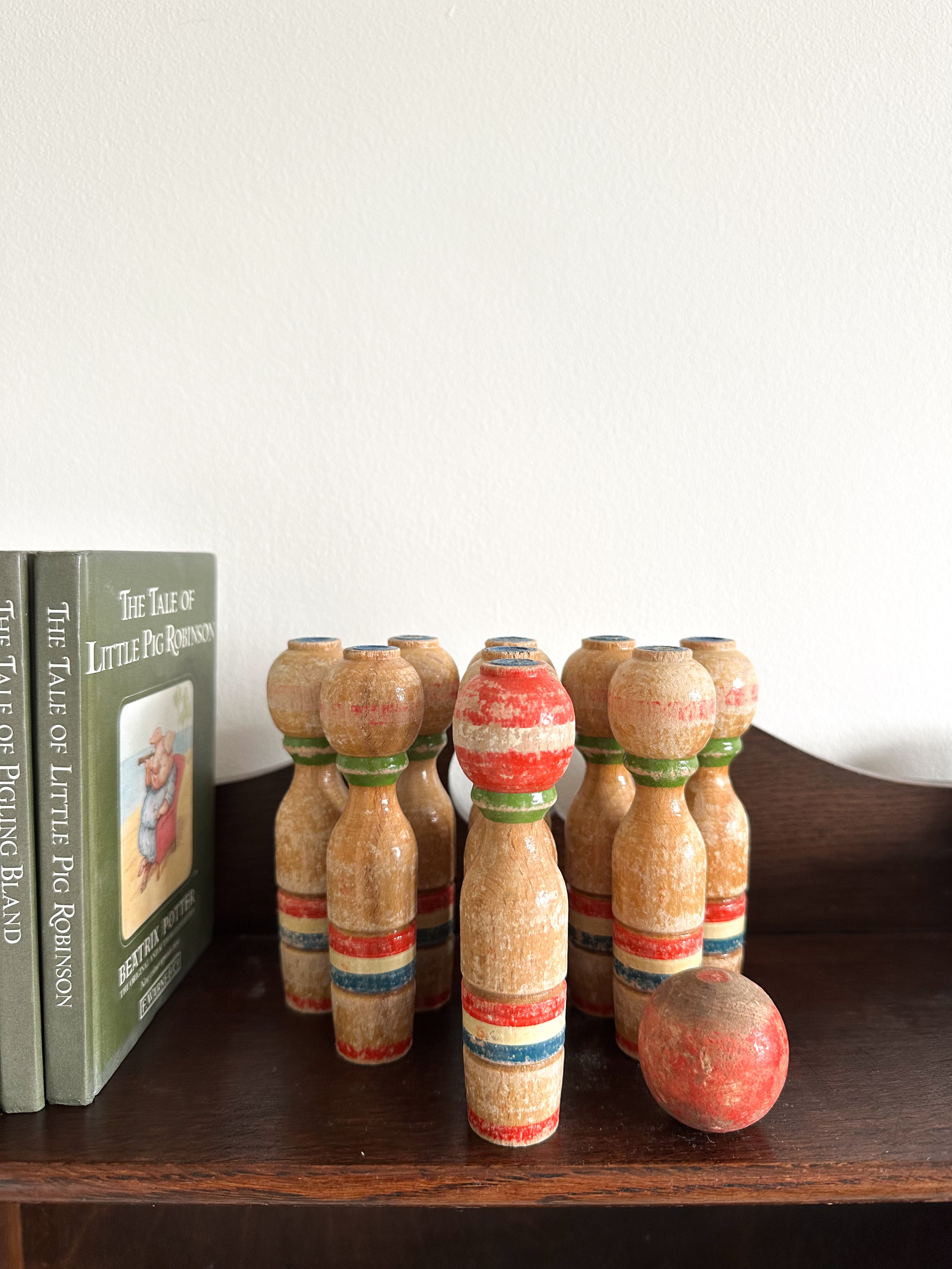 Vintage hand-painted French wooden skittles/quilles and two balls - Moppet