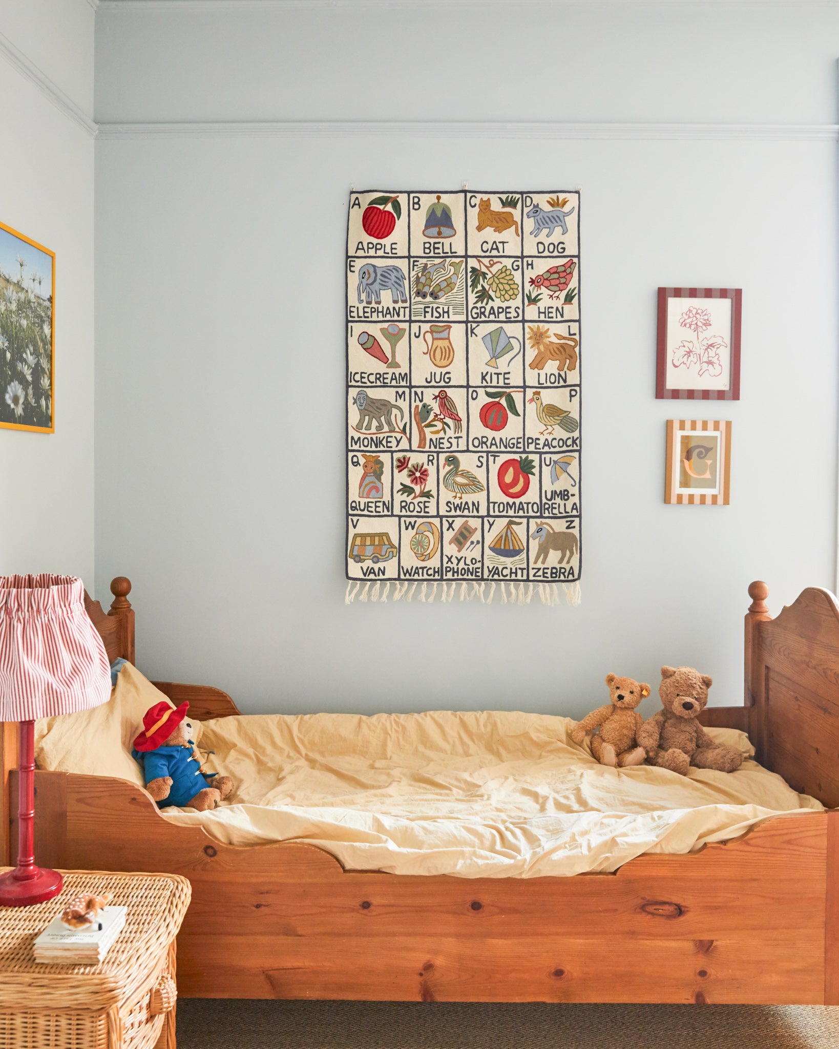 Alphabet tapestry, Sumbal