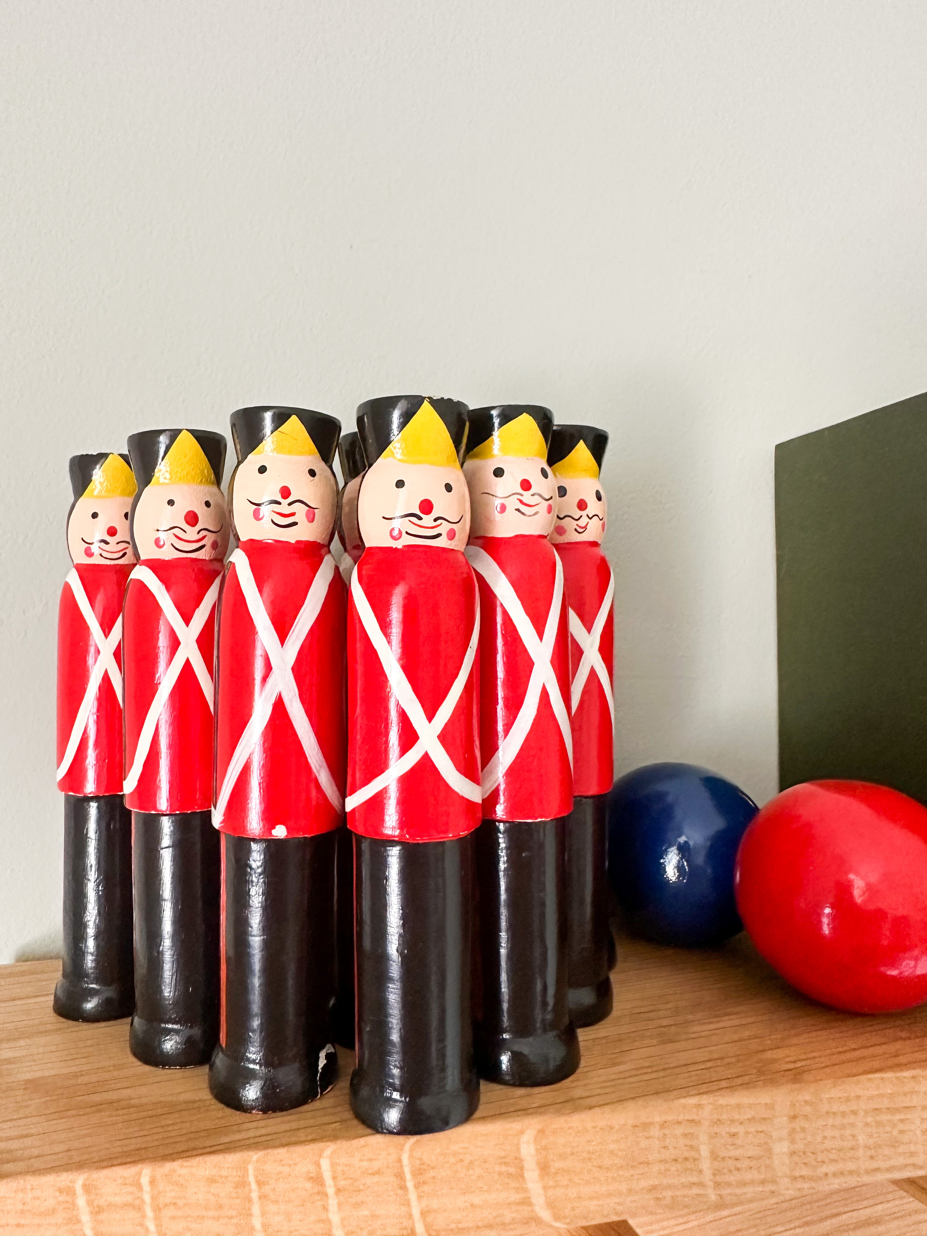 Vintage wooden soldier skittles and balls - Moppet