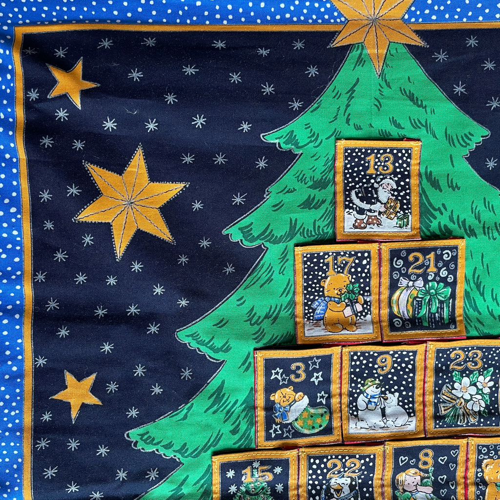 Vintage fabric quilted wall-hanging Advent calendar with pockets in Christmas tree design - Moppet