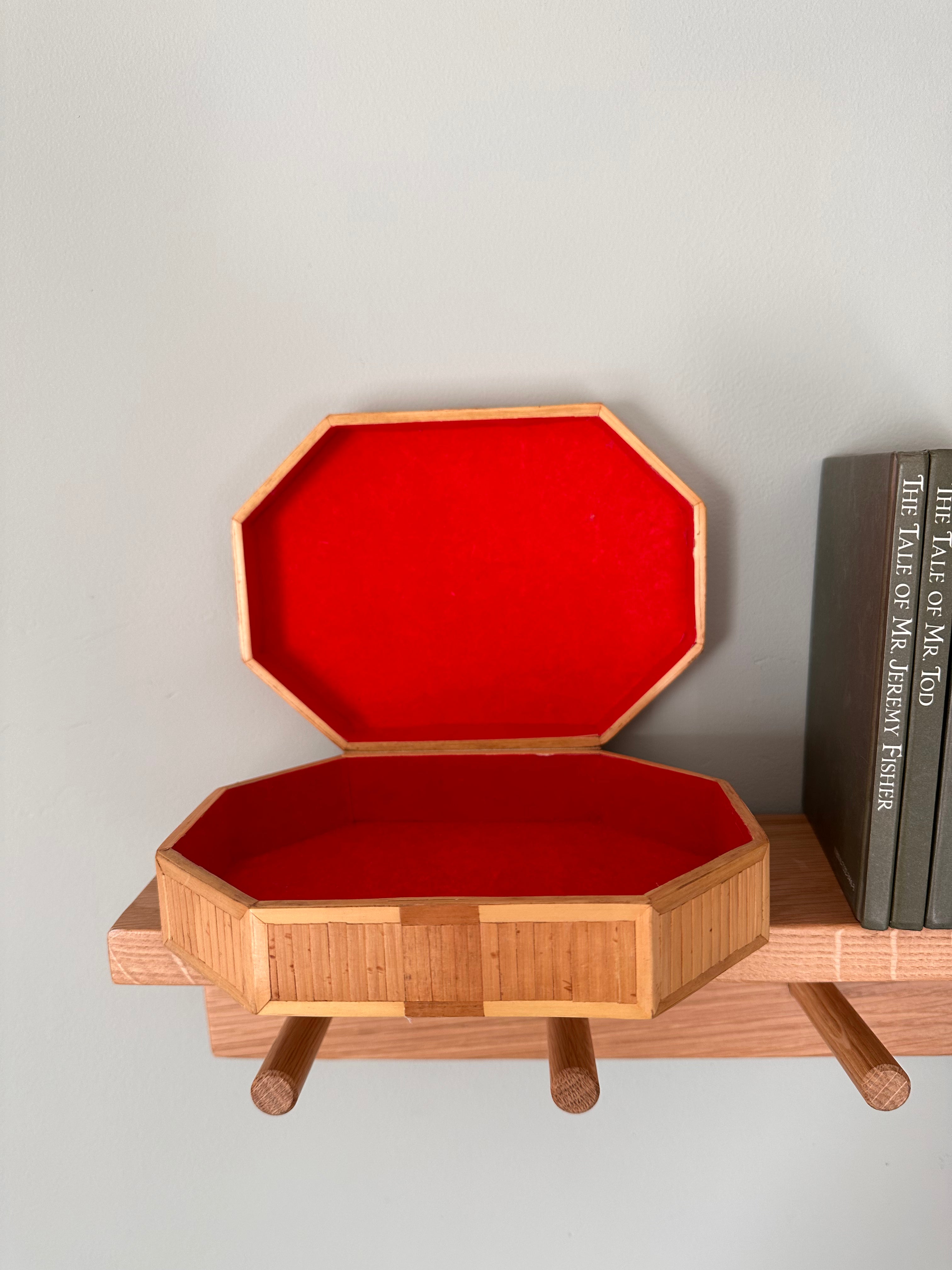 Vintage straw-work jewellery/trinket box with bow motif and red velvet lining - Moppet