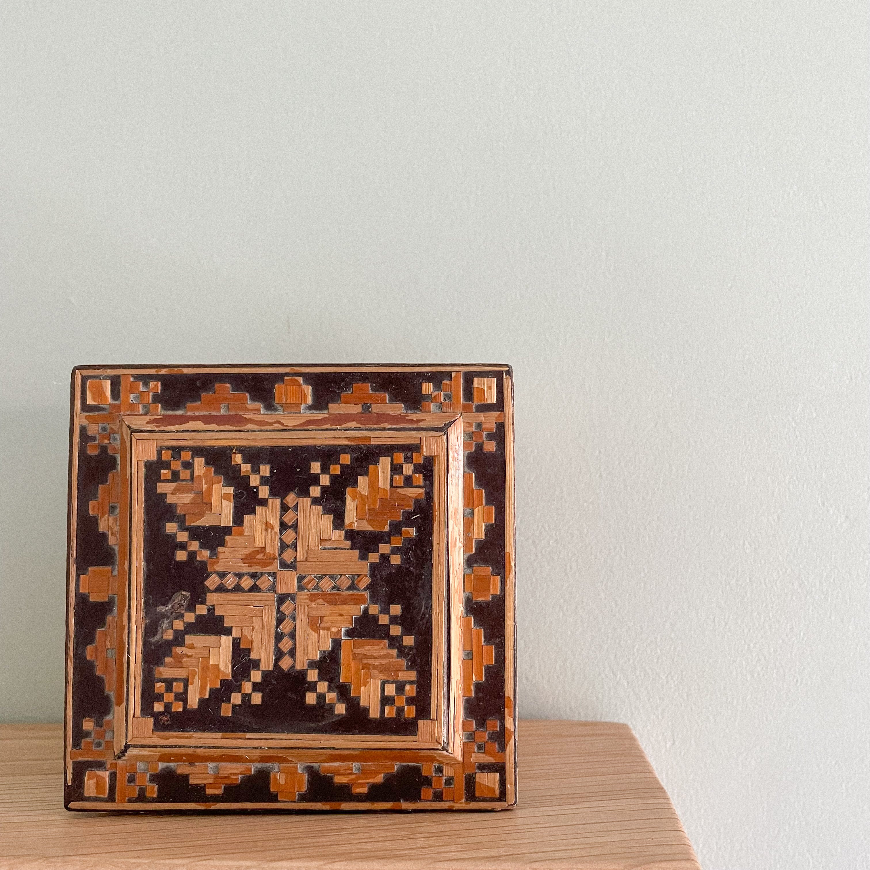 Vintage wooden and straw inlaid footed trinket or jewellery box, made in the USSR - Moppet