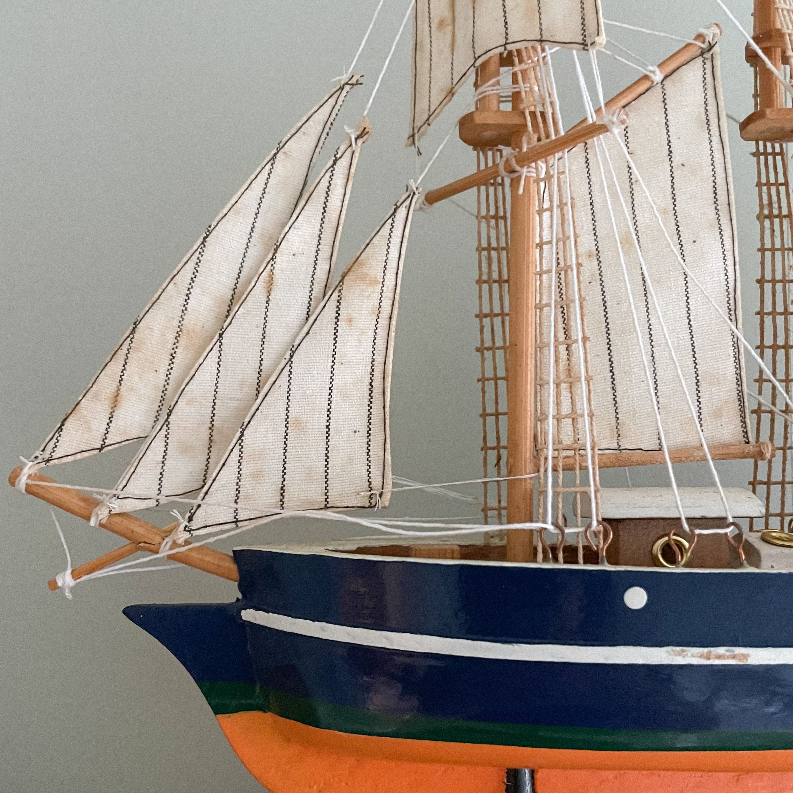 Vintage wooden model sailing ship or ‘goélette’ - Moppet