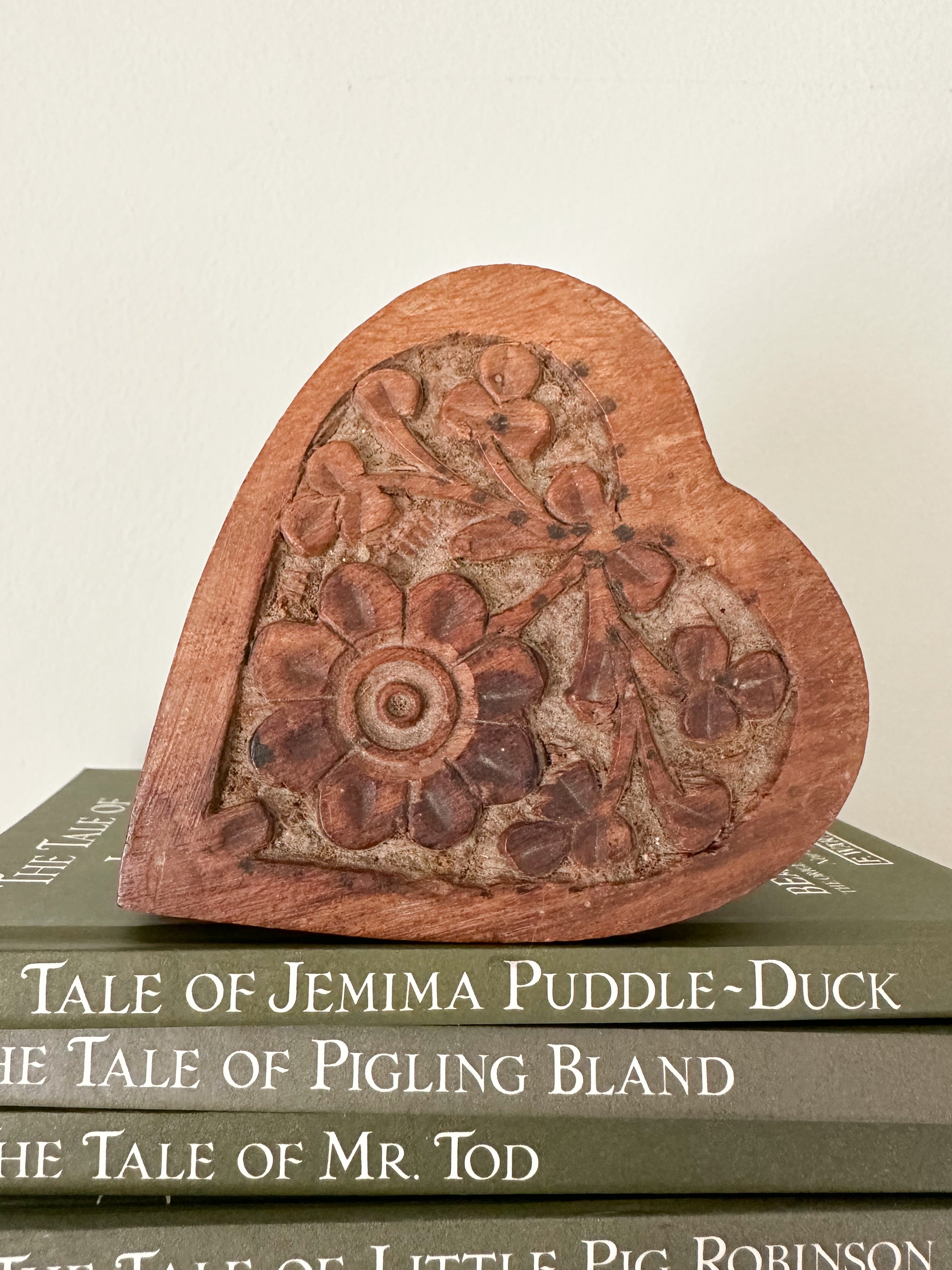 Vintage hand-carved wooden heart-shaped lidded trinket box - Moppet