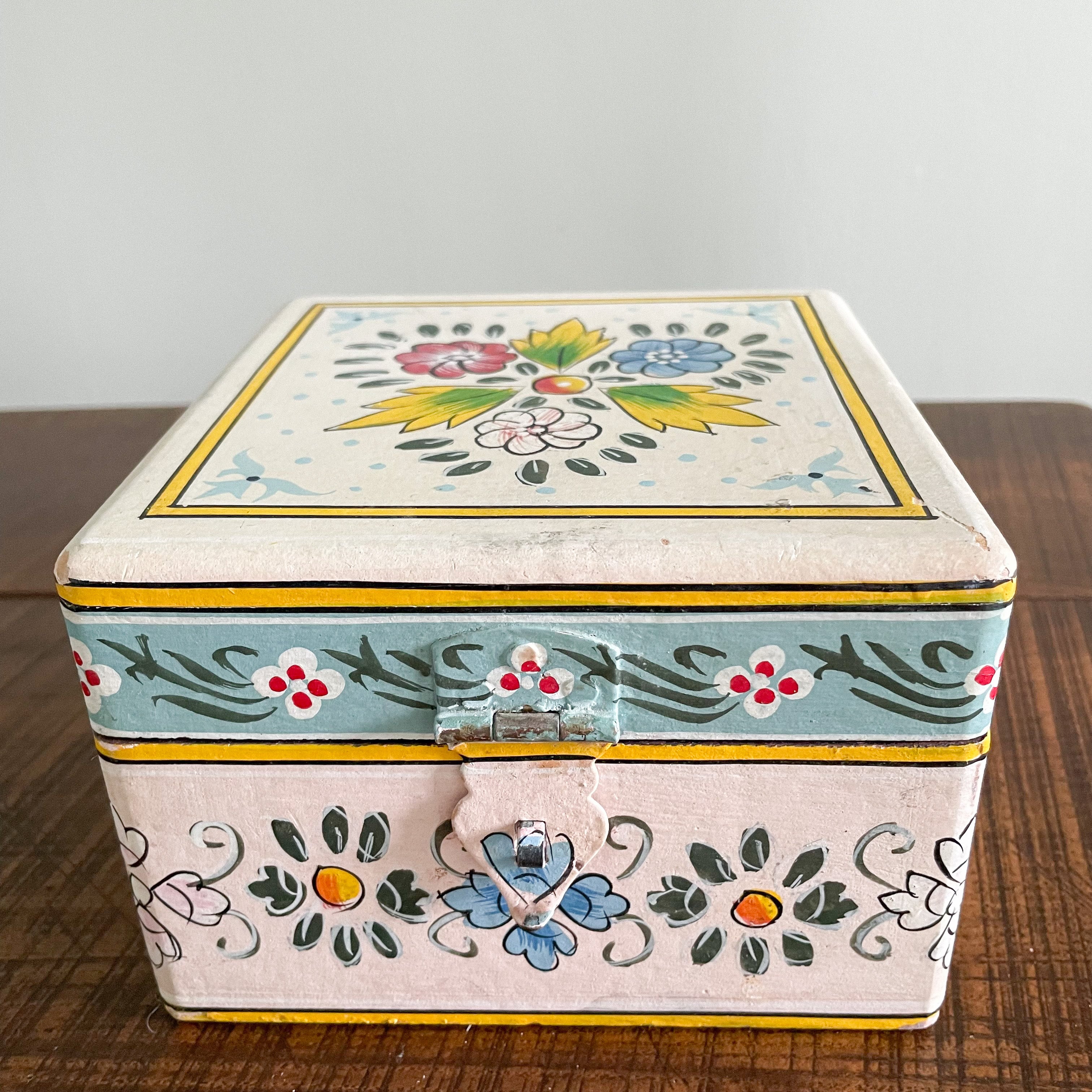 Vintage wooden Bargeware folk art trinket or jewellery box - Moppet