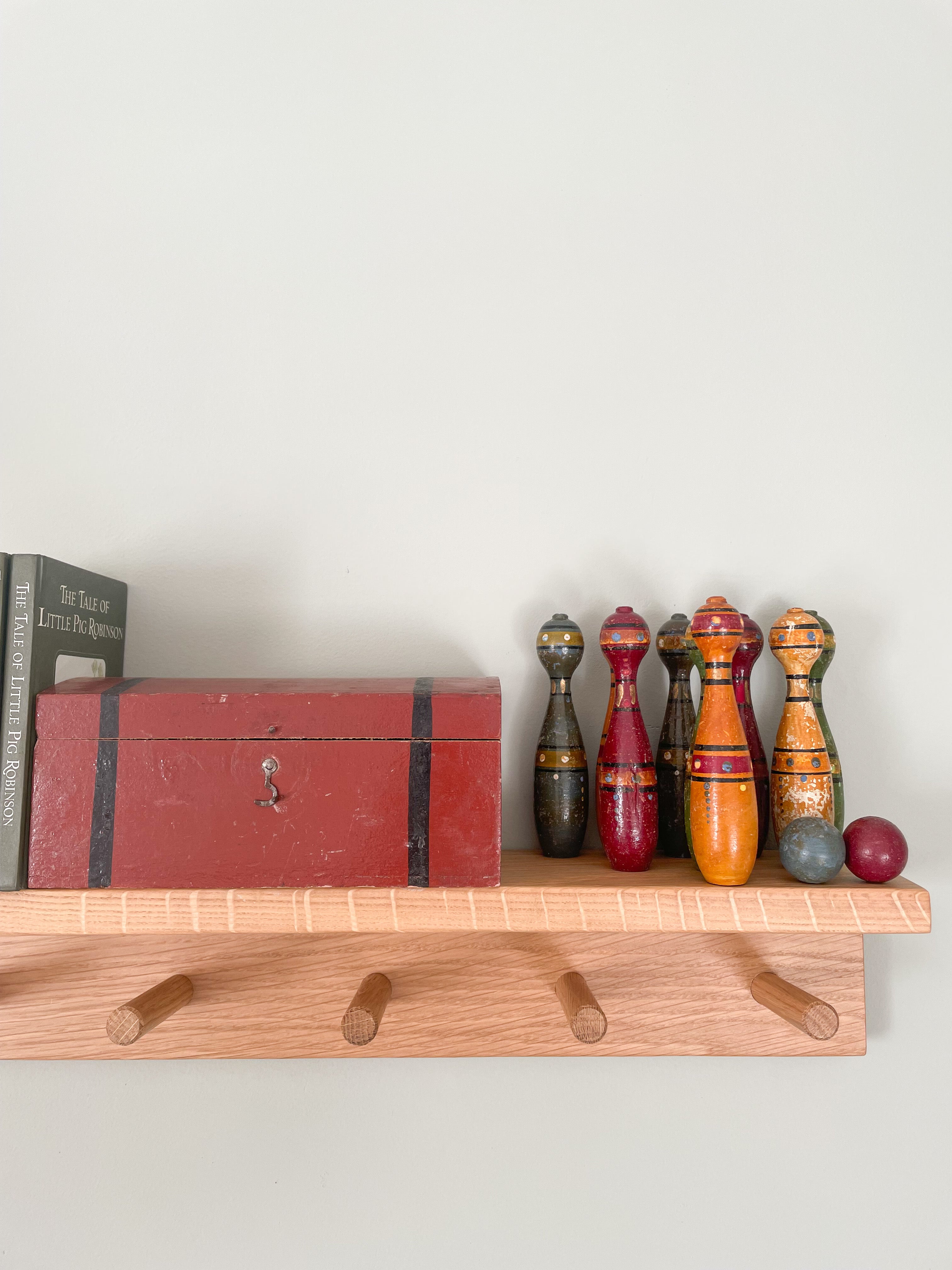 Antique hand-painted French wooden skittles/quilles in original wooden chest in burgundy, blue, green and gold - Moppet