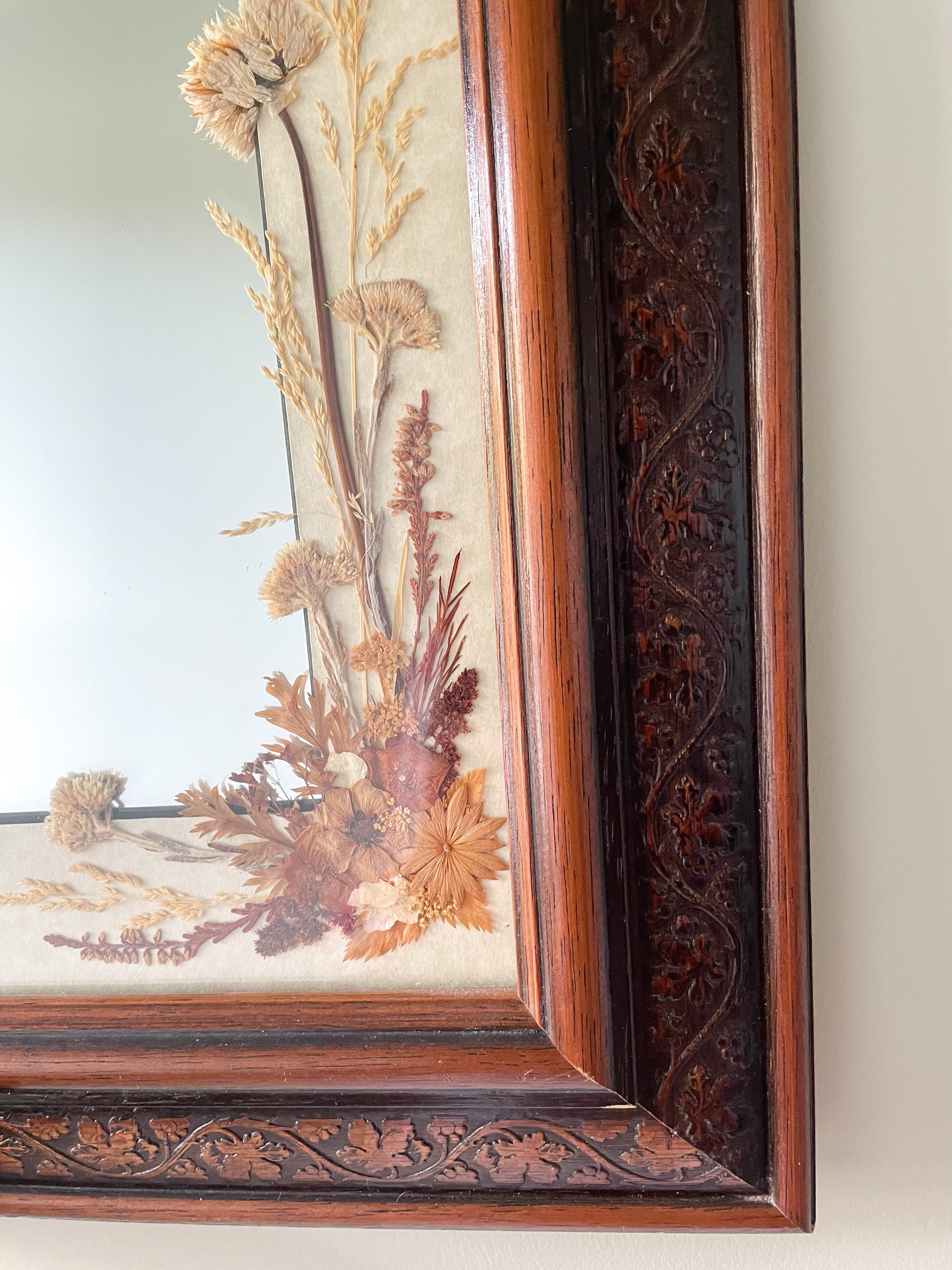 Vintage wooden carved mirror with pressed flowers - Moppet