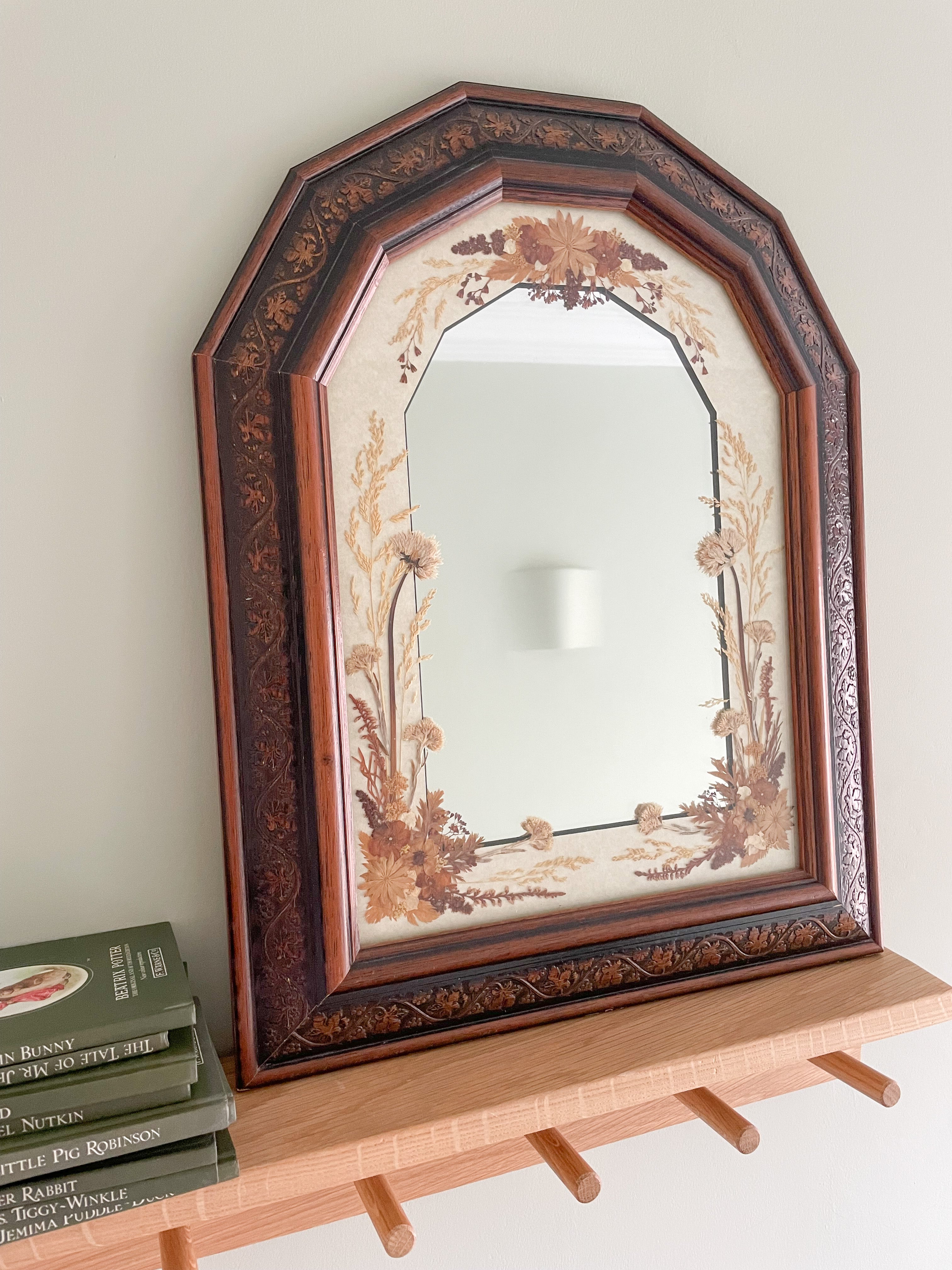 Vintage wooden carved mirror with pressed flowers - Moppet
