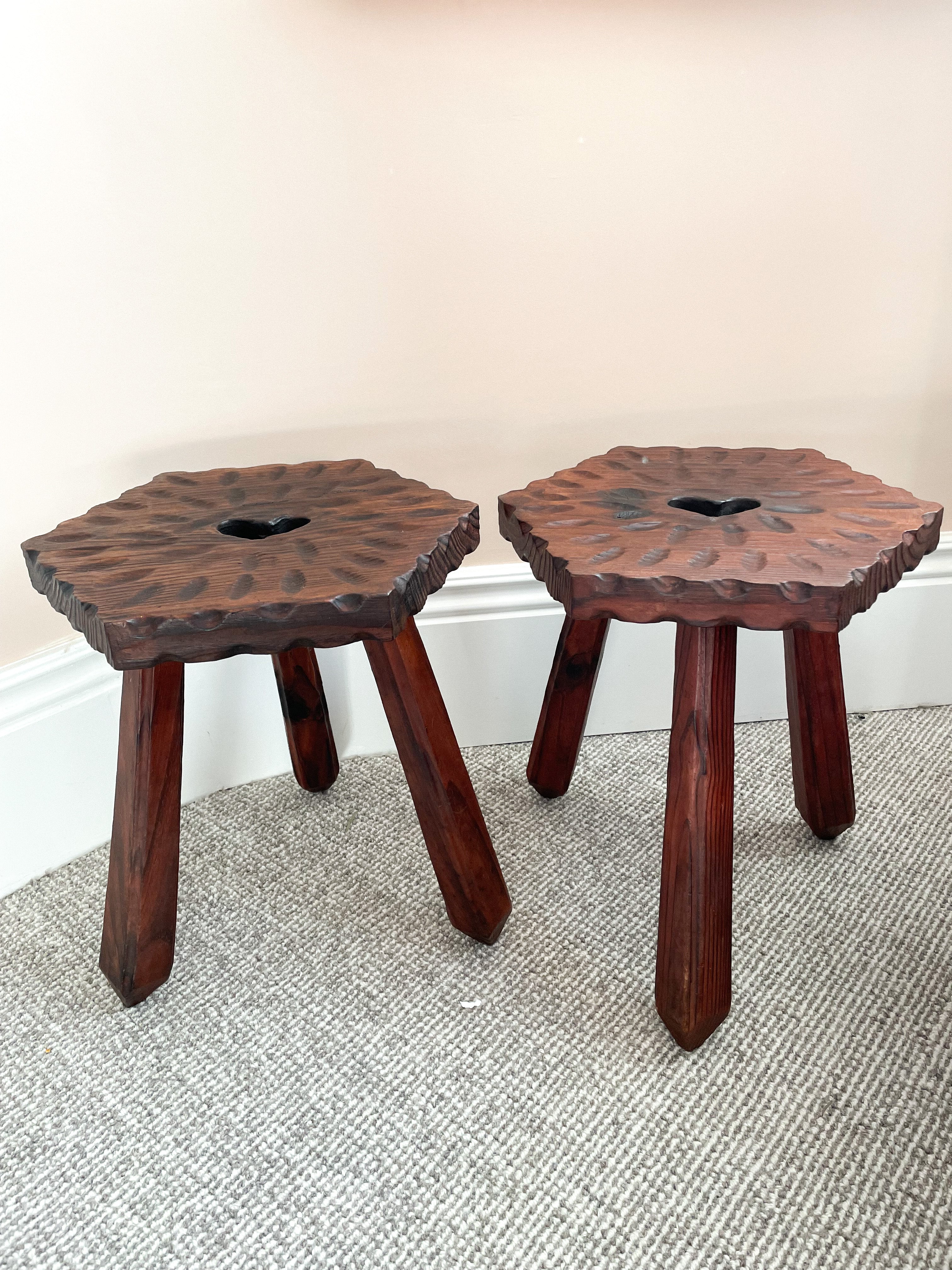 Pair of vintage French pine hand-carved heart stools in Breton style - Moppet