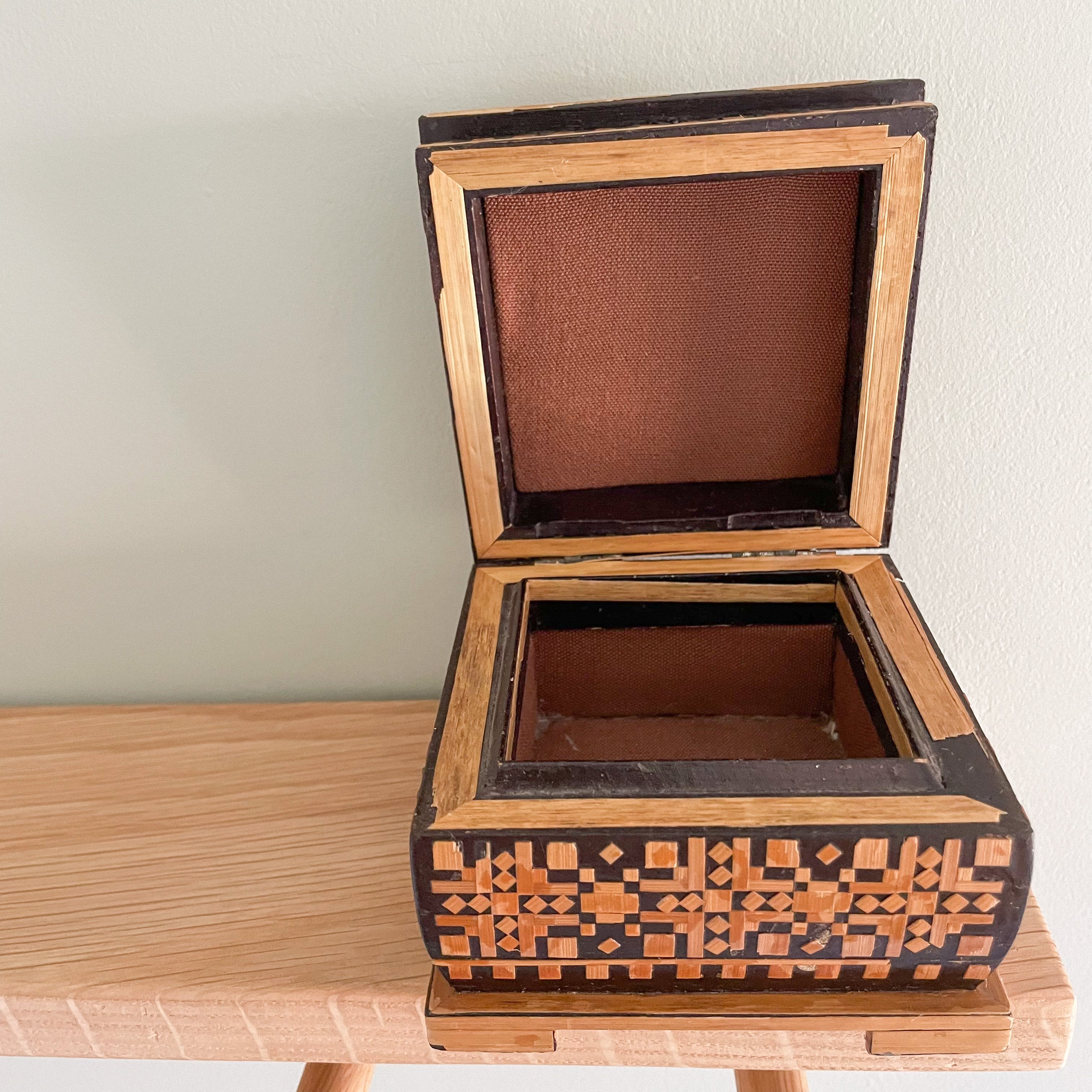 Vintage wooden and straw inlaid footed trinket or jewellery box, made in the USSR - Moppet