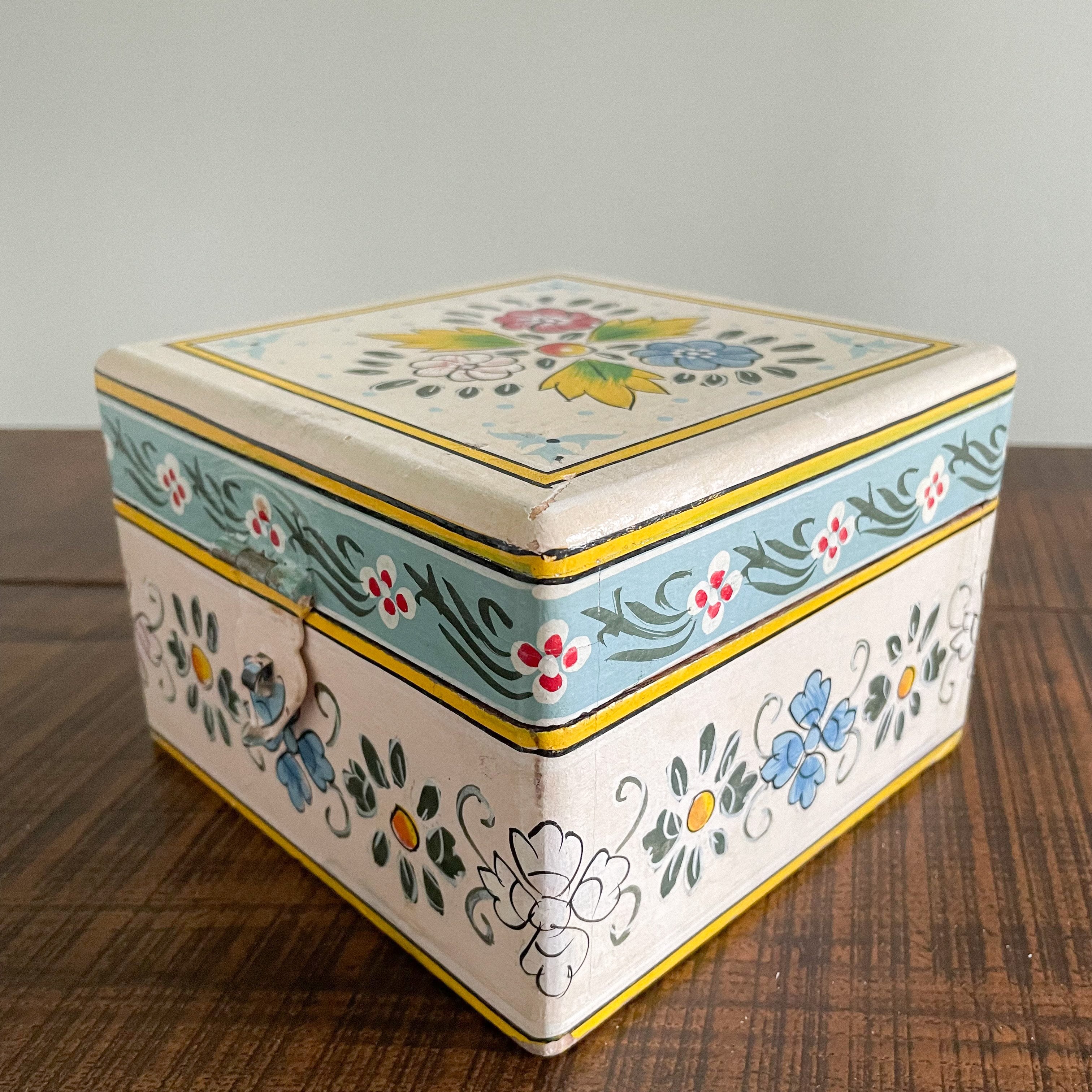Vintage wooden Bargeware folk art trinket or jewellery box - Moppet