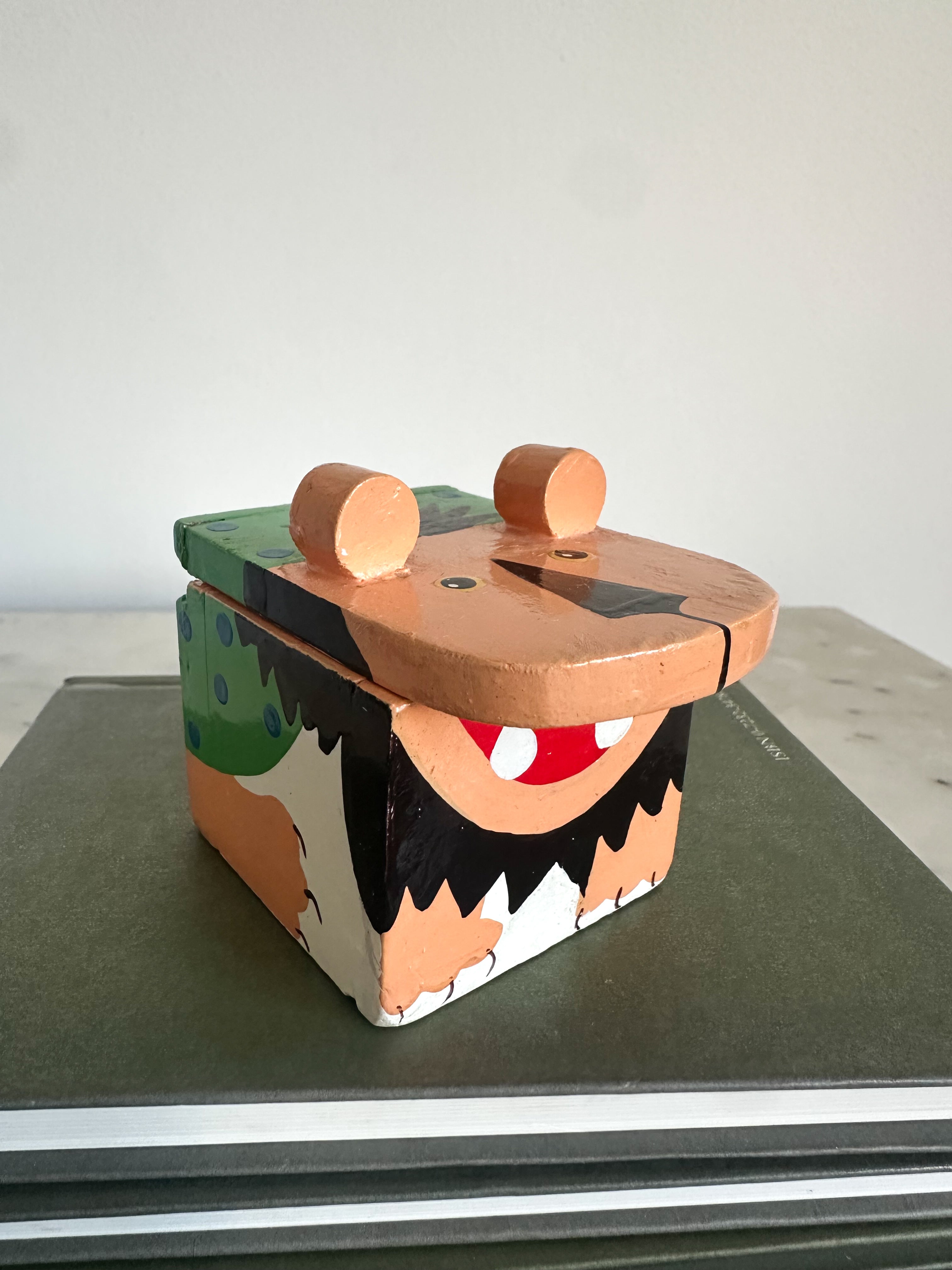 Vintage Italian wooden handpainted Lion trinket/ jewellery/treasure box, by Sevi 1831