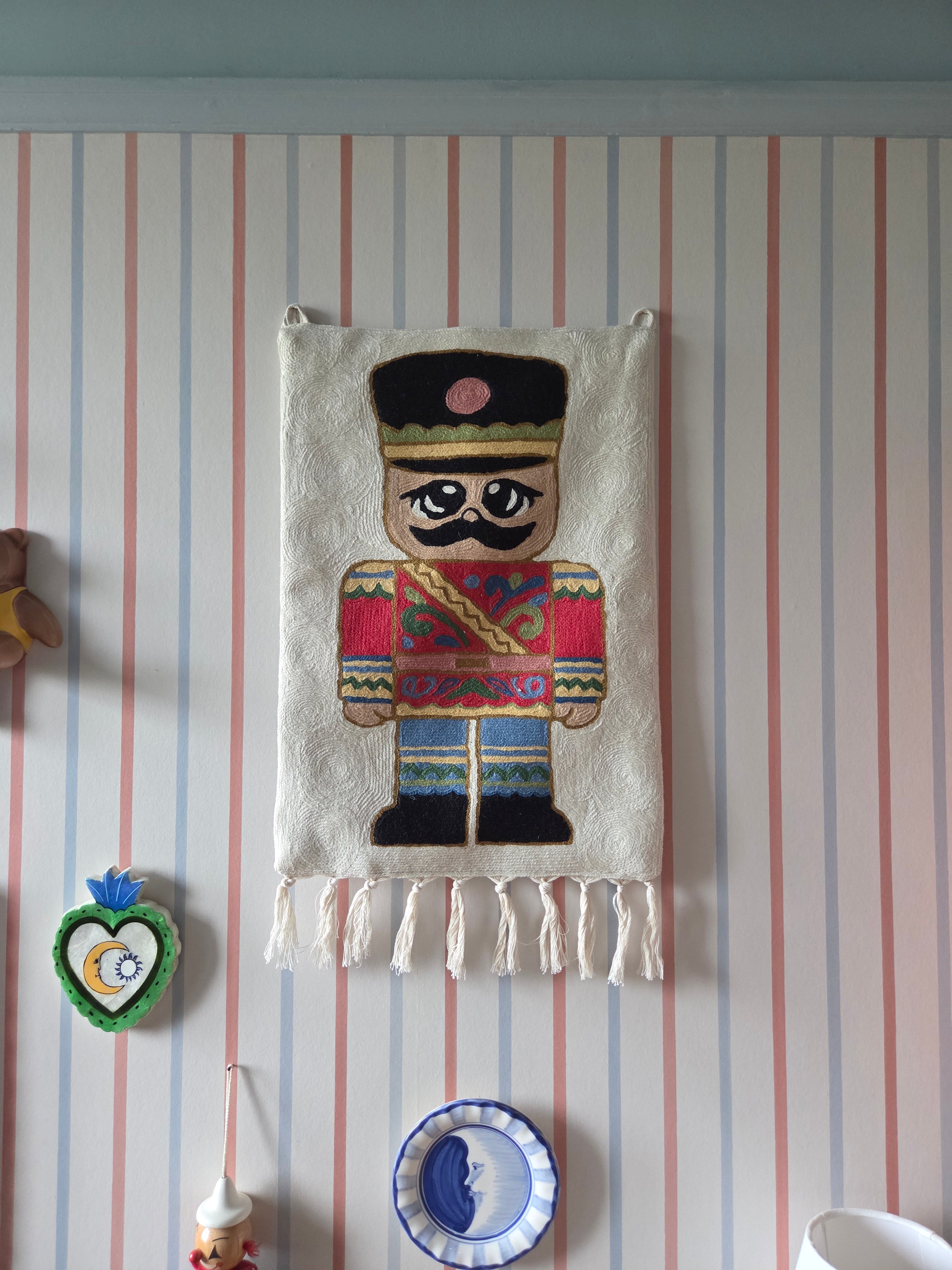 Toy Soldier tapestry, Sumbal