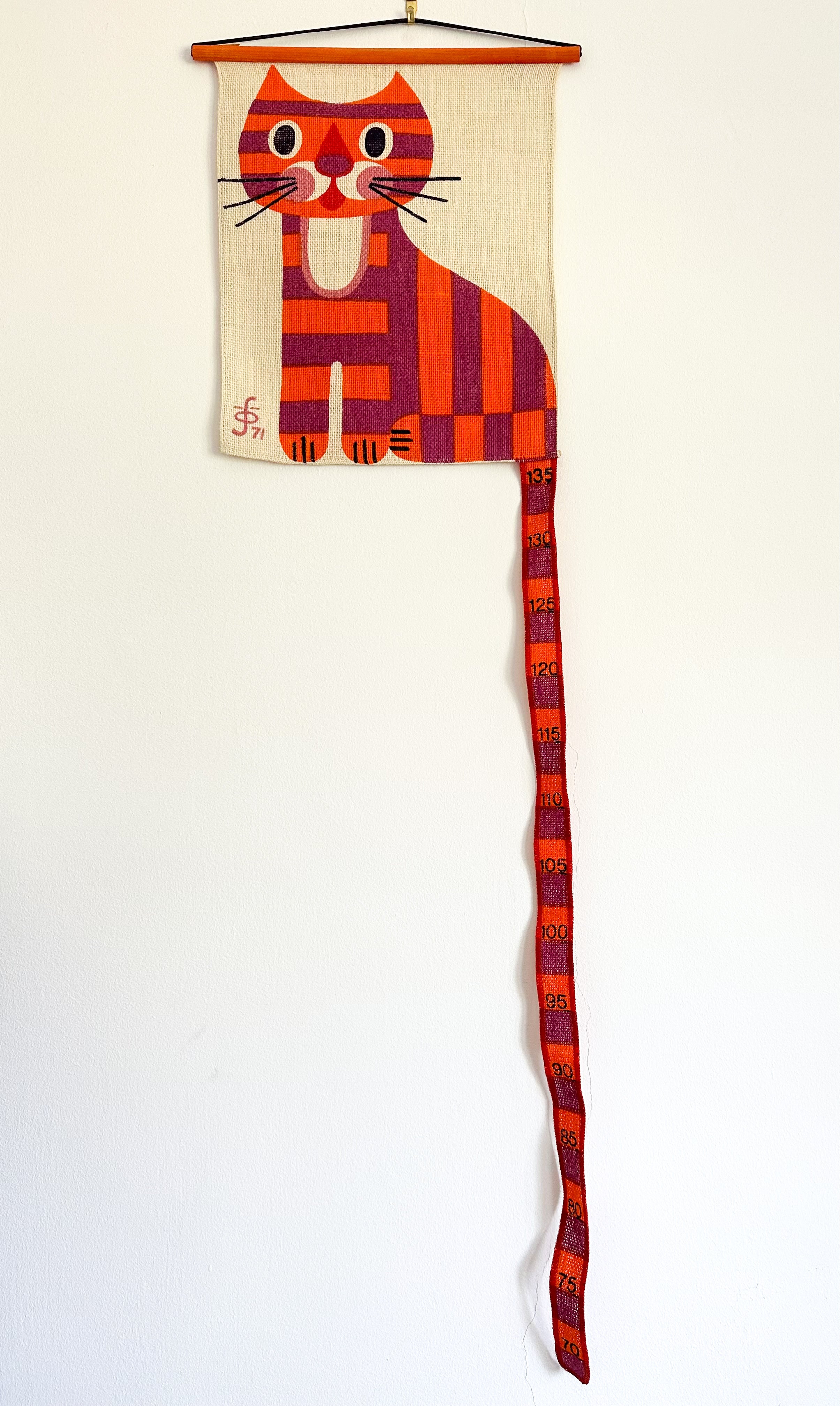 Vintage 1970s Danish cat height chart, hand-printed on linen and signed by the artist Hans Jürgen Schōbel for Södahl - Moppet