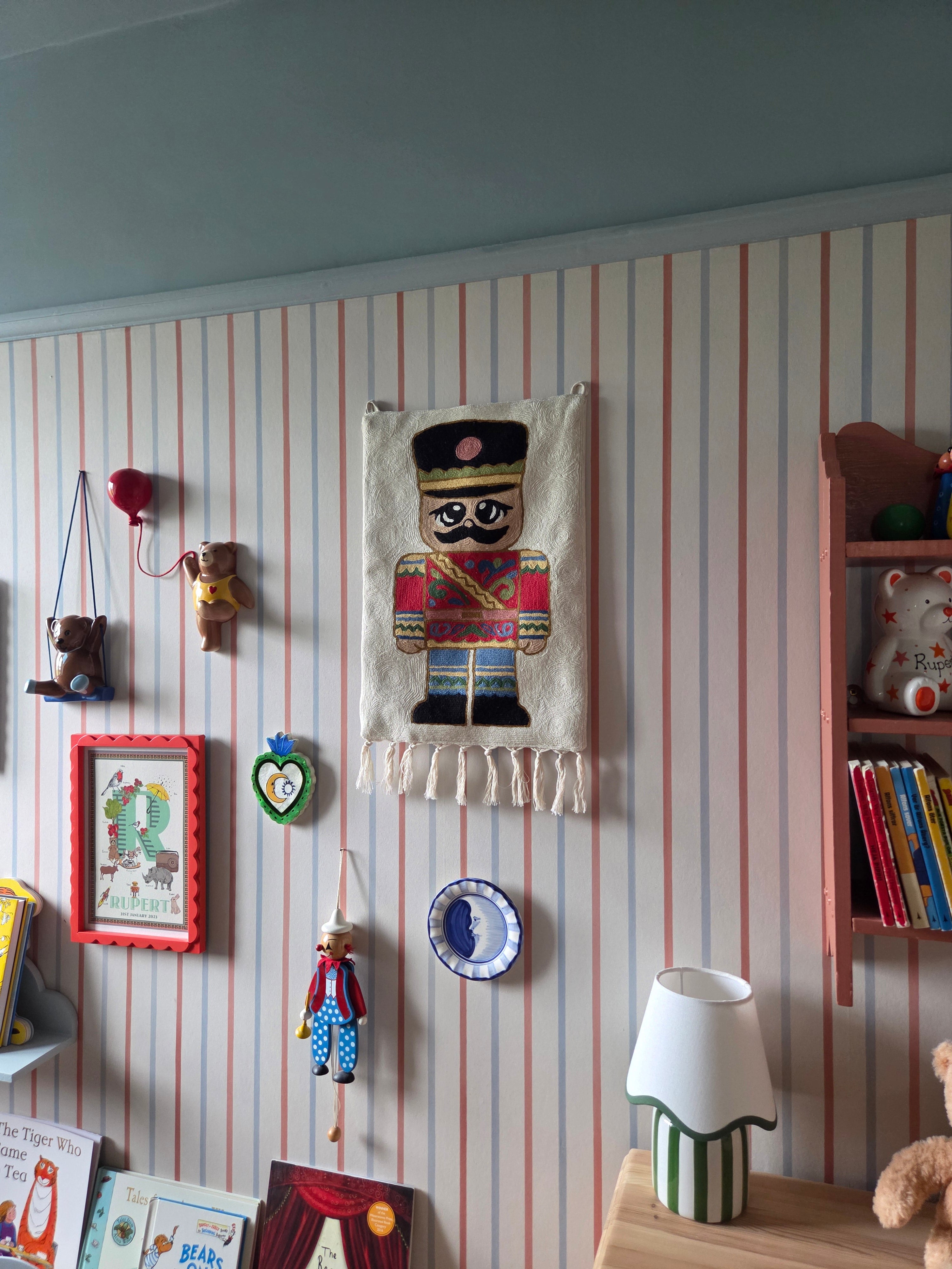 Toy Soldier tapestry, Sumbal