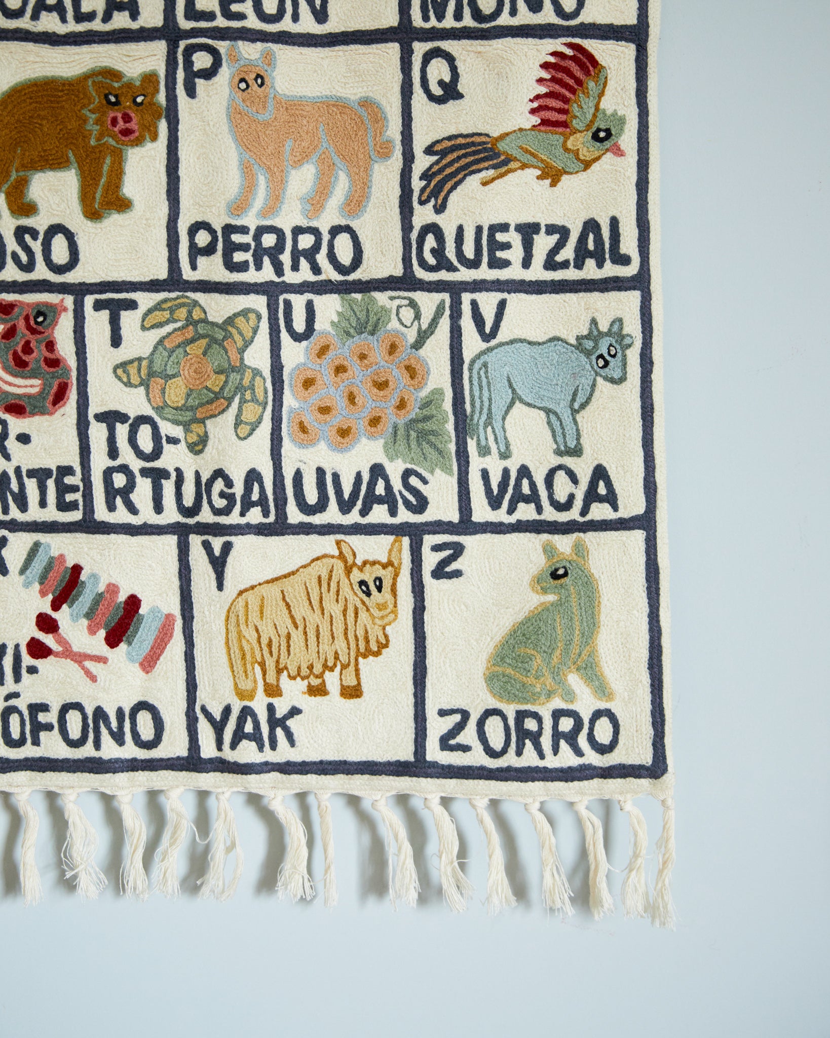 Spanish alphabet tapestry (l'alfabeto o abecedario español), Sumbal