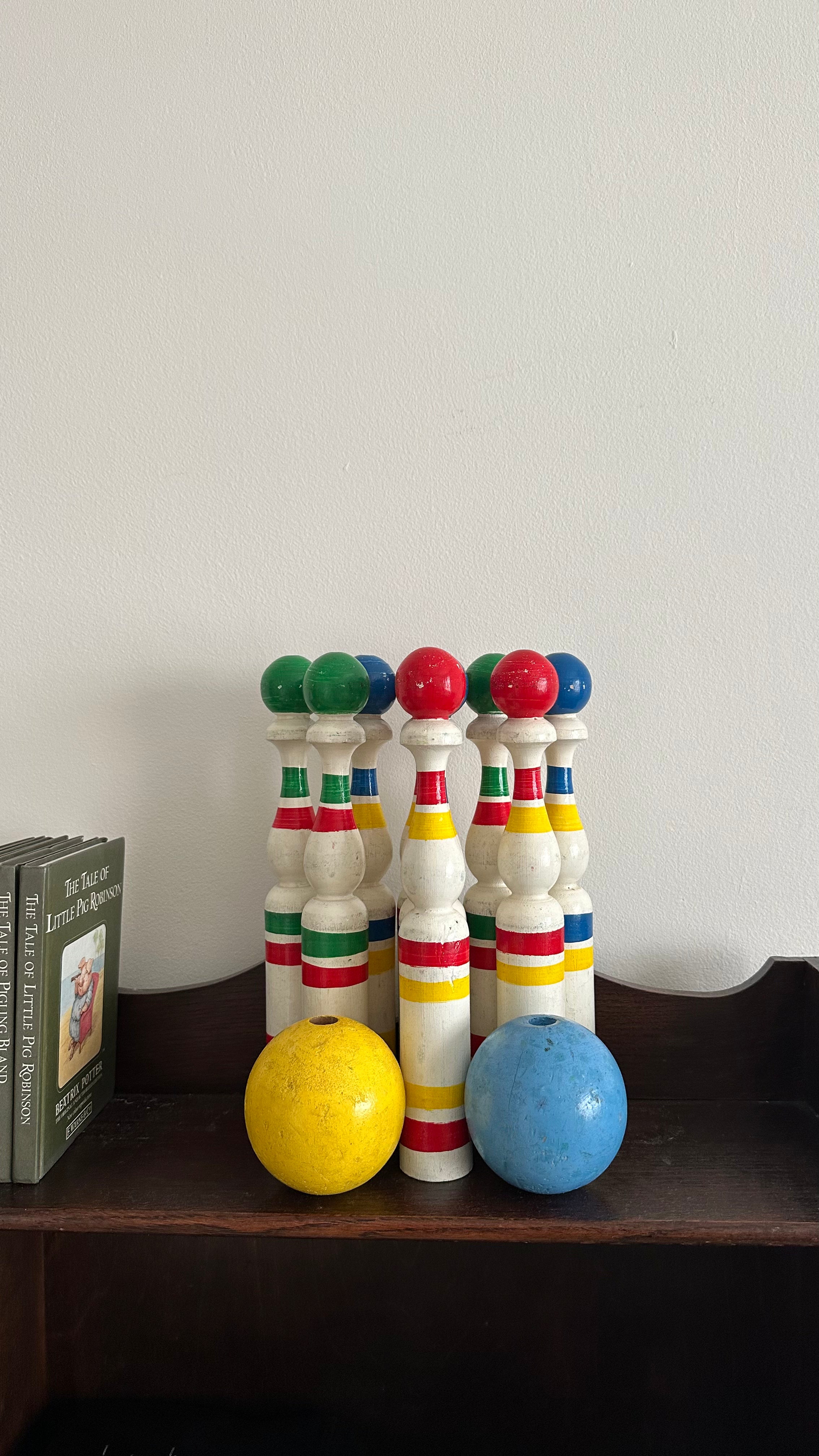 Vintage hand-painted French wooden skittles/quilles and two balls - Moppet