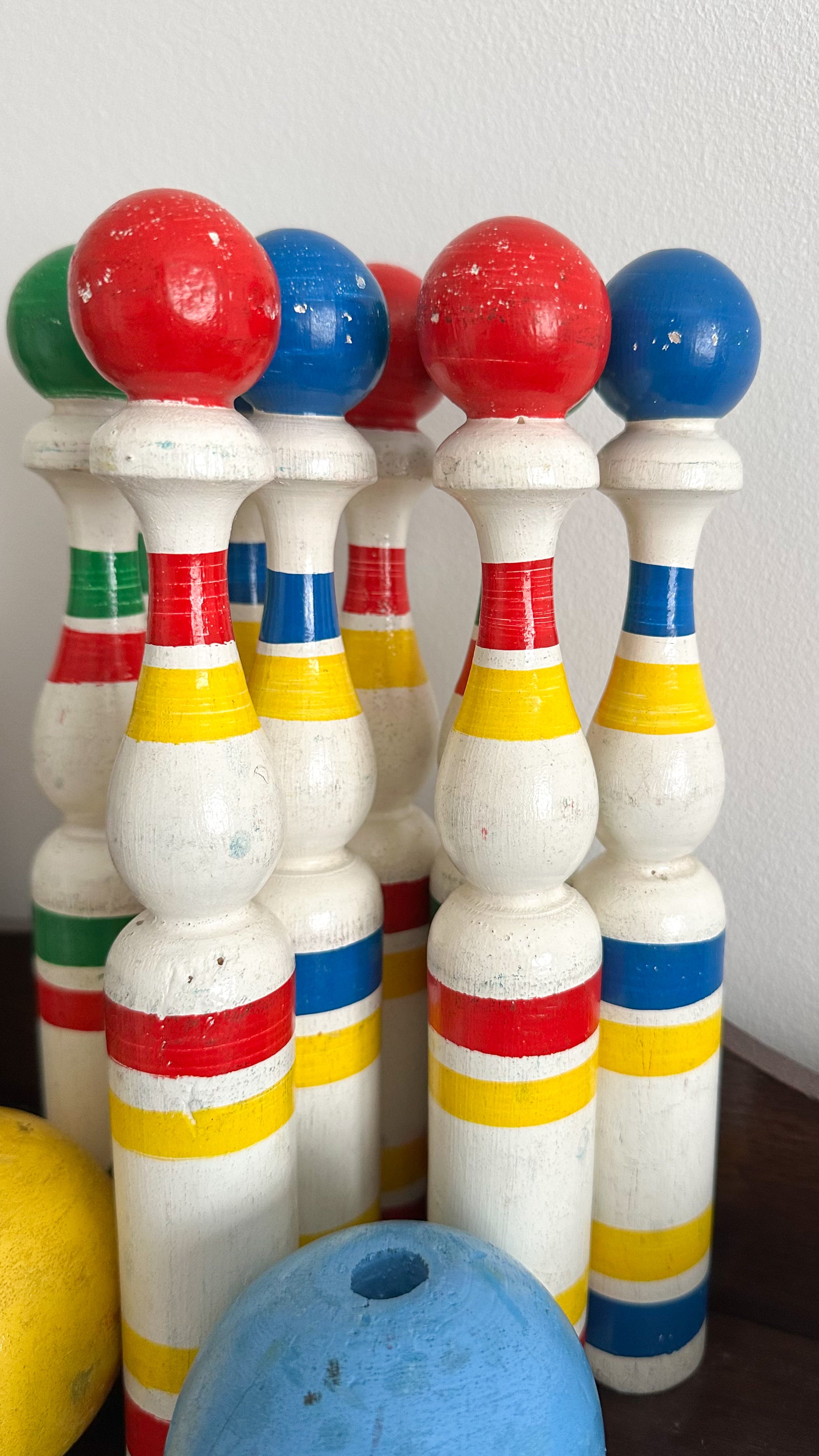 Vintage hand-painted French wooden skittles/quilles and two balls - Moppet