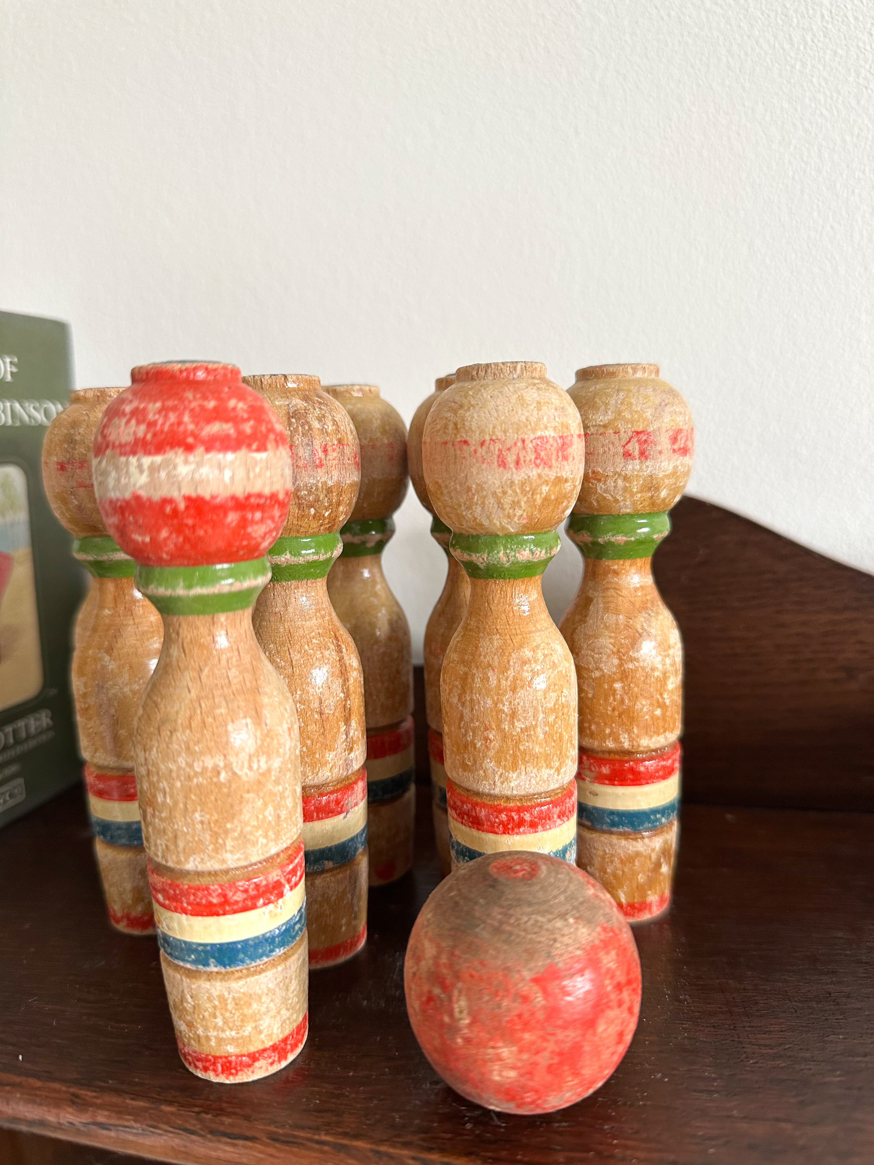 Vintage hand-painted French wooden skittles/quilles and two balls - Moppet