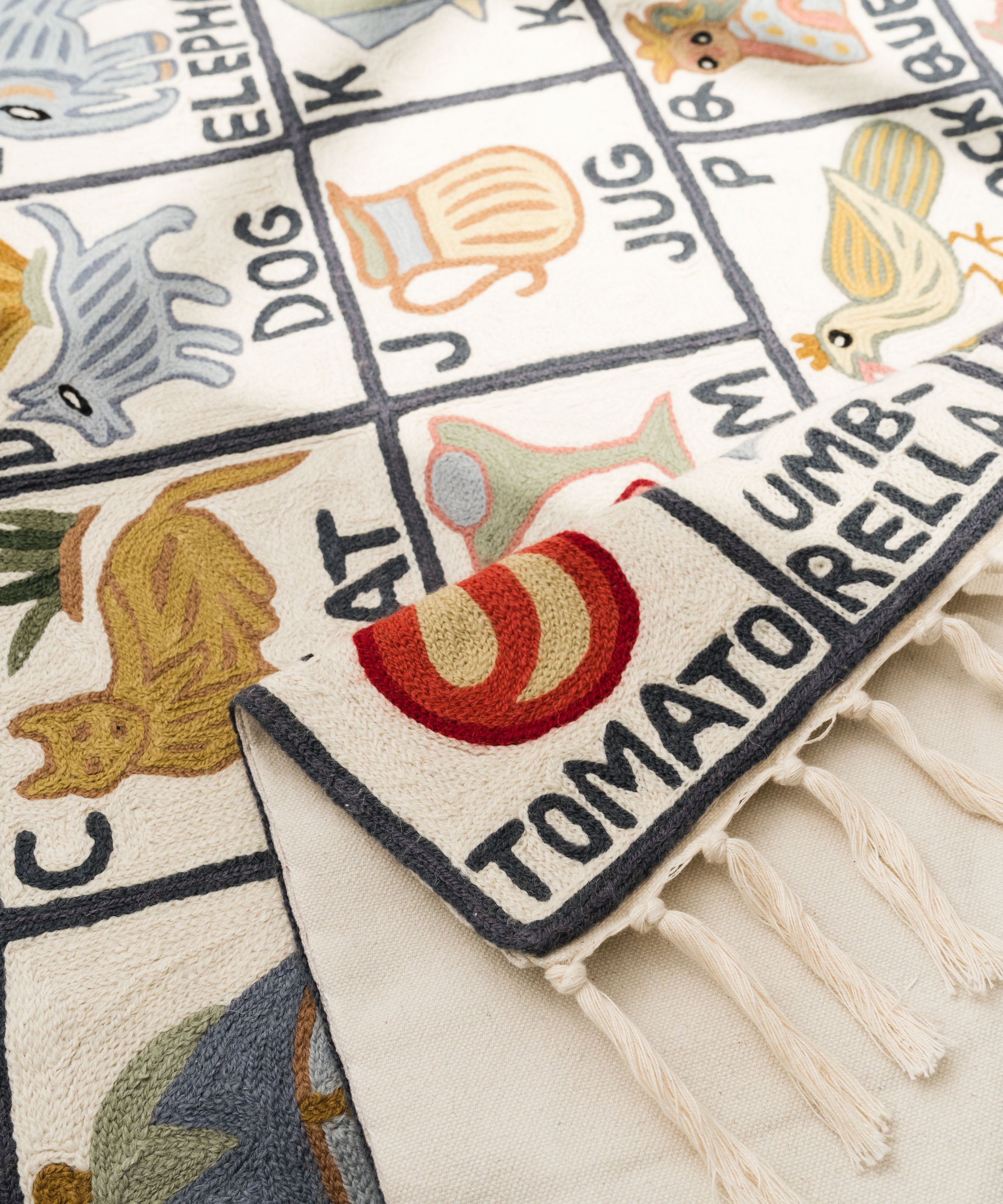 Alphabet tapestry, Sumbal