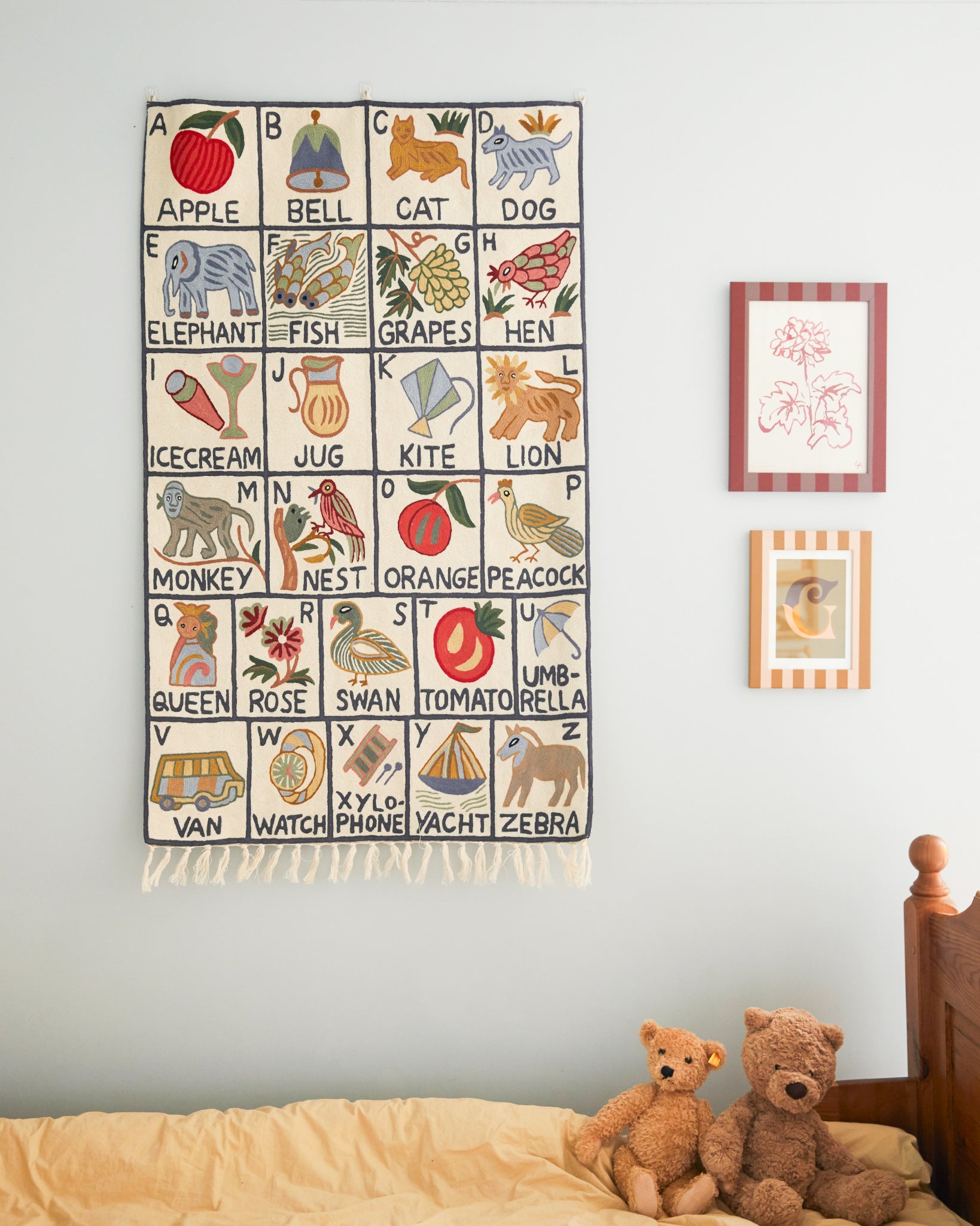 Alphabet tapestry, Sumbal