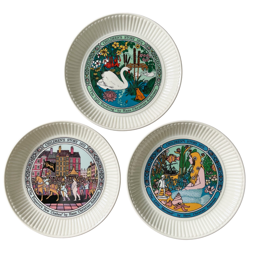 Vintage porcelain decorative children’s story plates by Wedgewood, dated 1973, 1974 and 1975 - Moppet