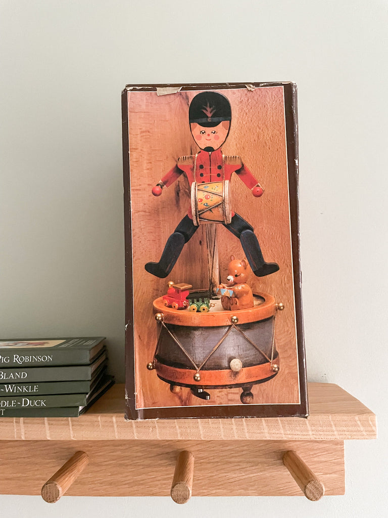 Vintage wooden music box with articulated drumming soldier, by Enesco - Moppet
