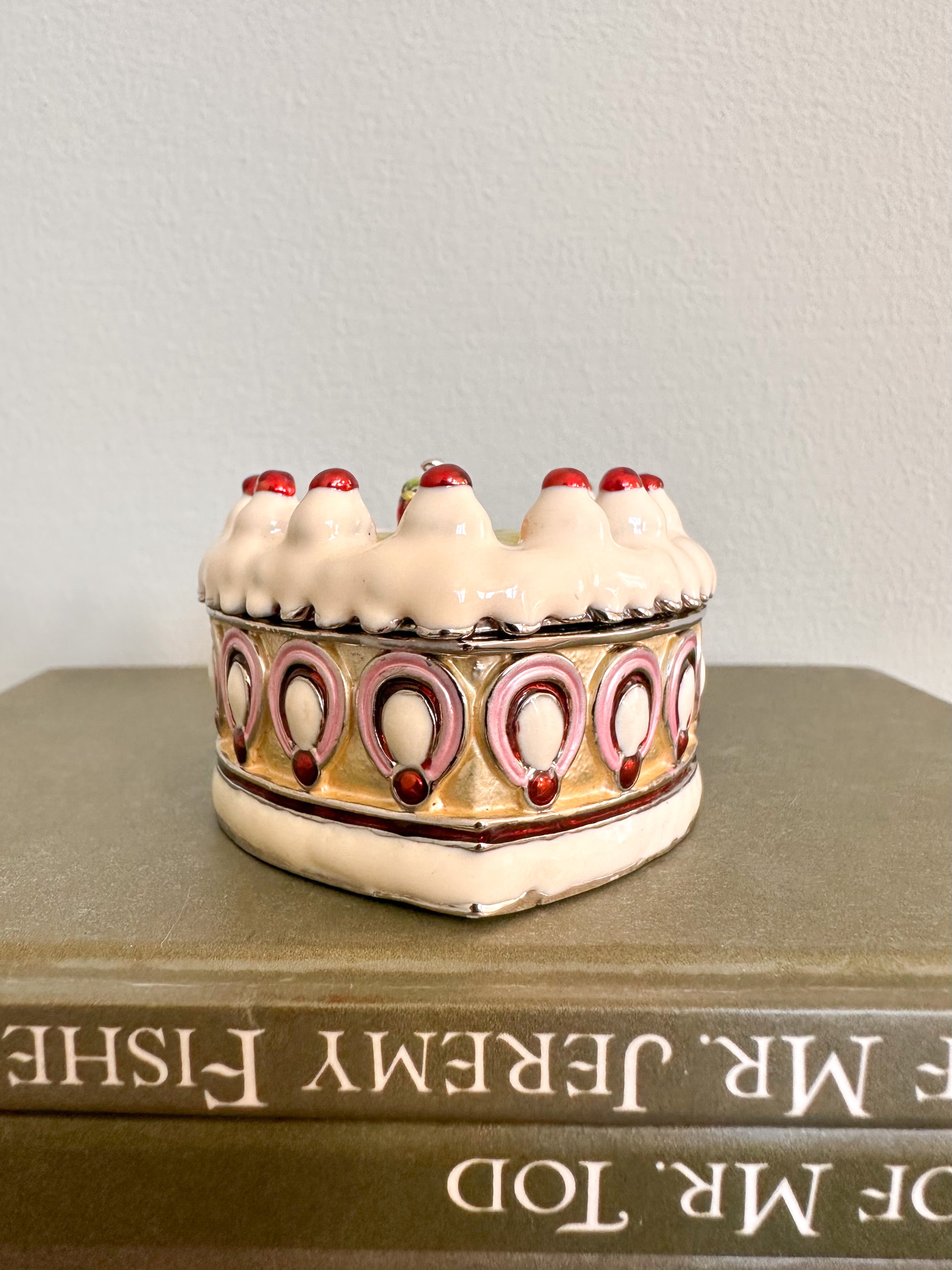 Vintage heart-shaped birthday cake lidded trinket box made of metal and enamel - Moppet