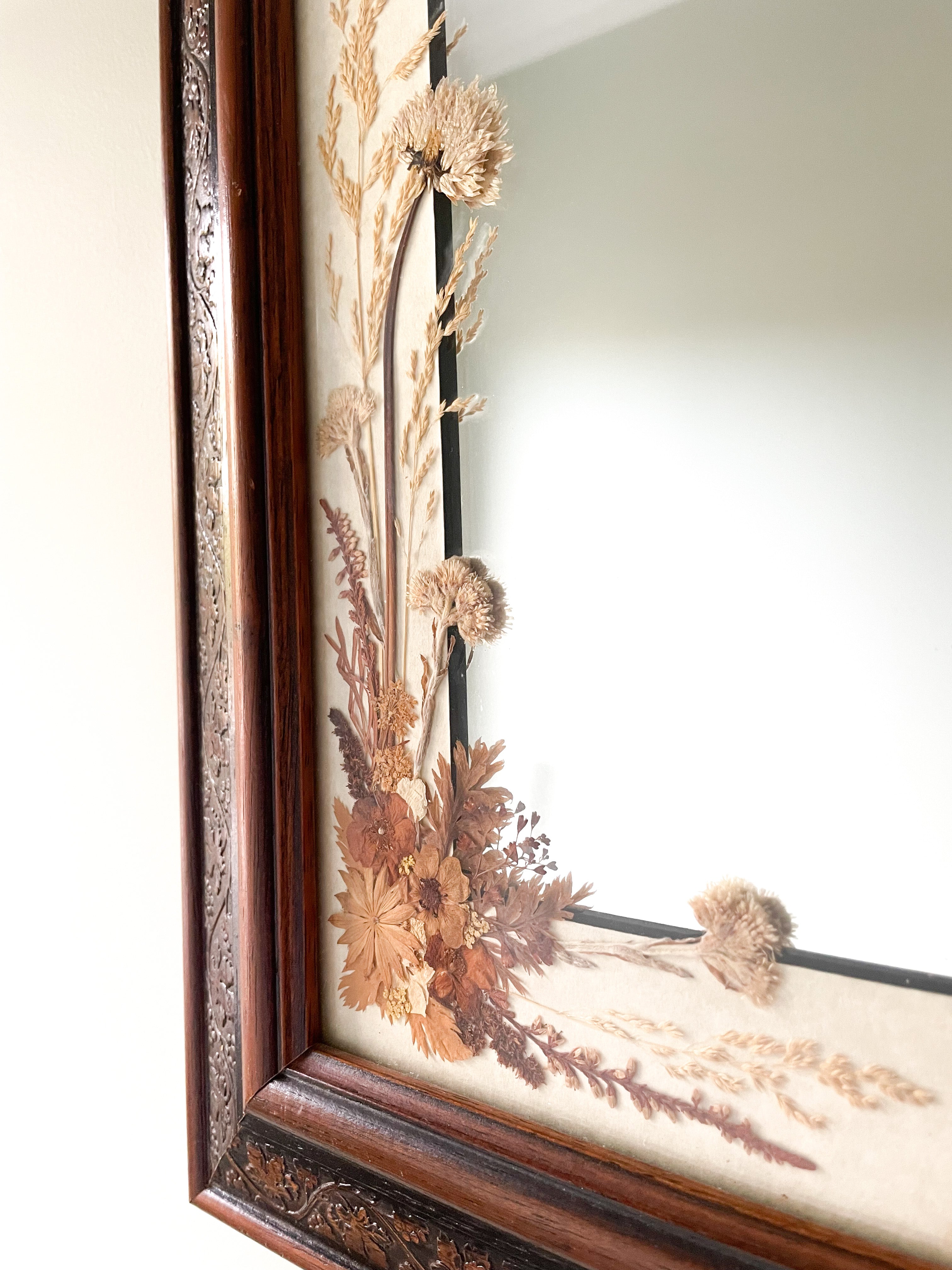 Vintage wooden carved mirror with pressed flowers - Moppet