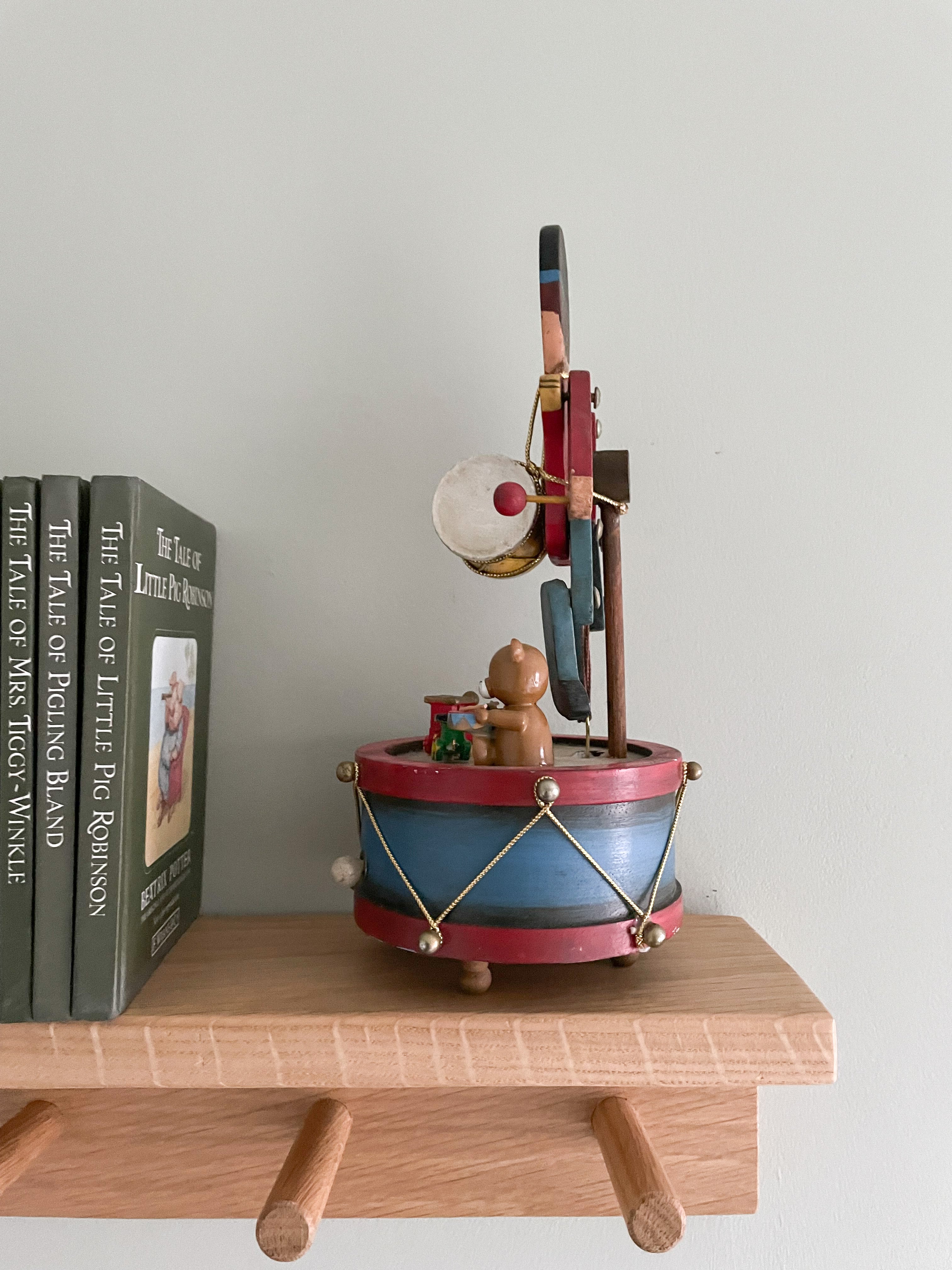 Vintage wooden music box with articulated drumming soldier, by Enesco - Moppet