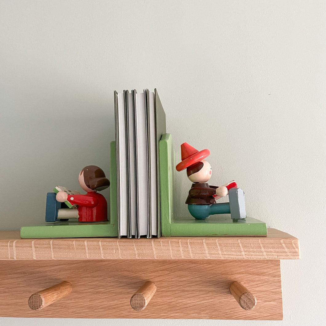 Vintage 1950s wooden Italian bookends featuring a girl and boy reading, by Sevi 1831 - Moppet