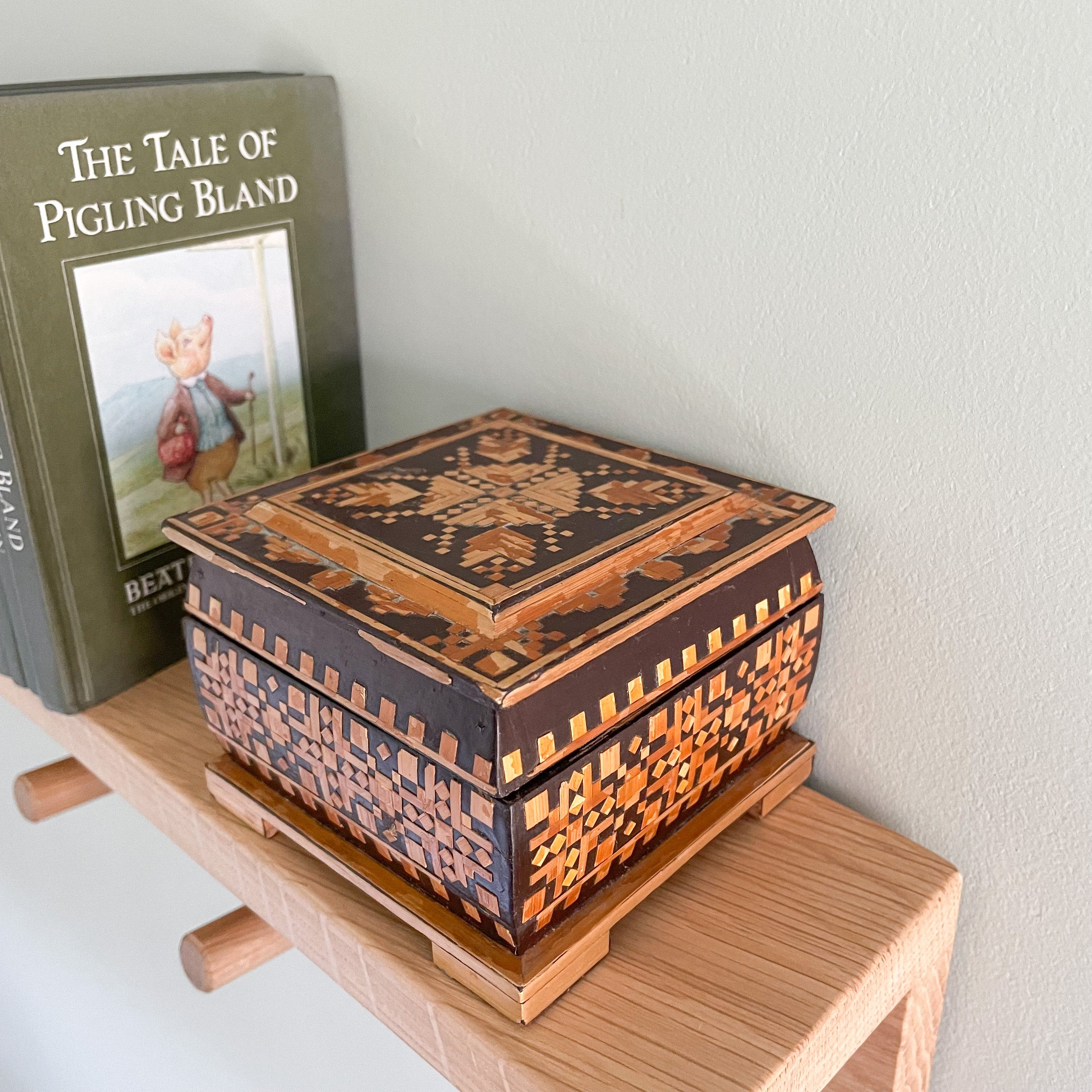Vintage wooden and straw inlaid footed trinket or jewellery box, made in the USSR - Moppet