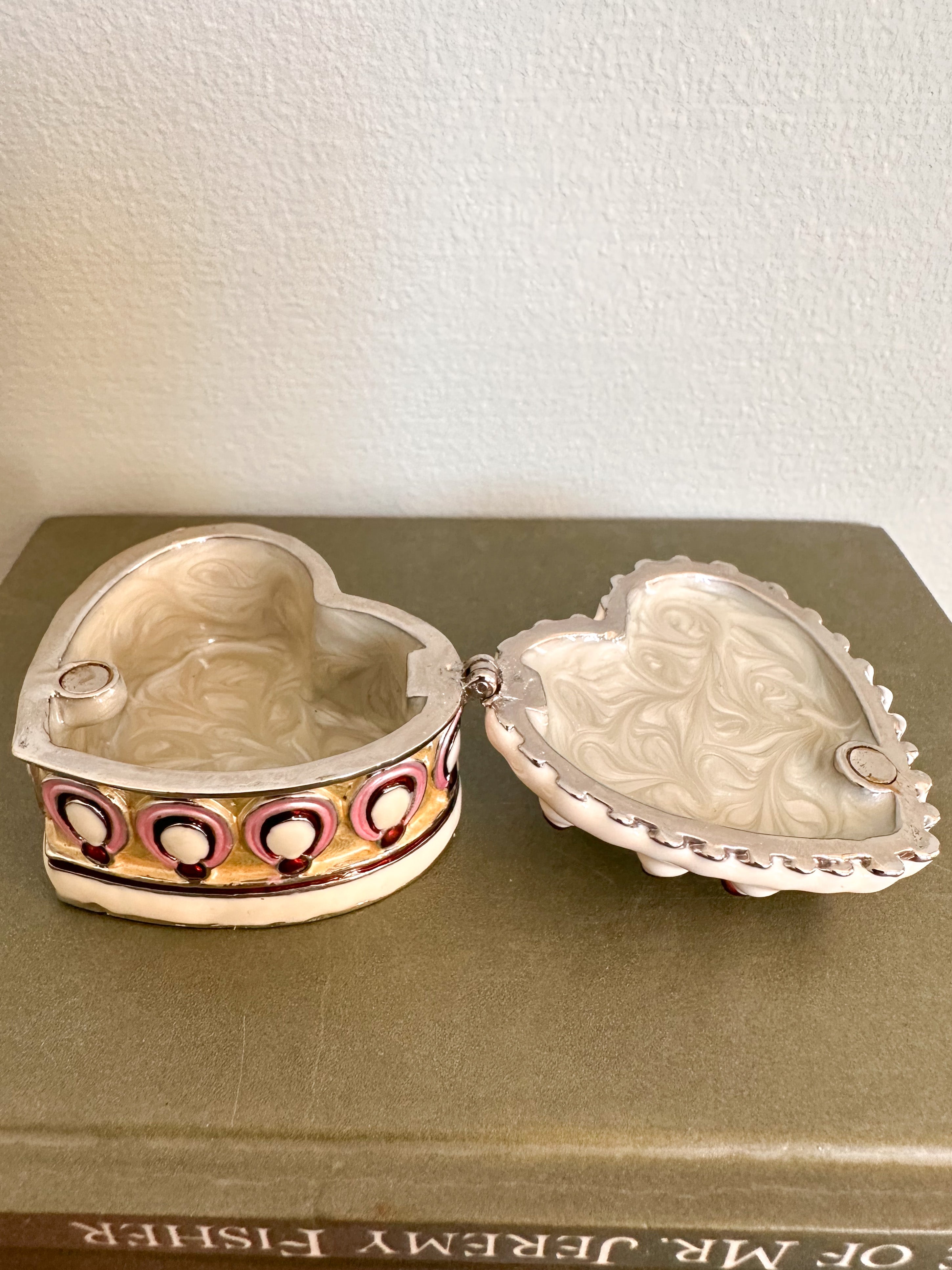 Vintage heart-shaped birthday cake lidded trinket box made of metal and enamel - Moppet