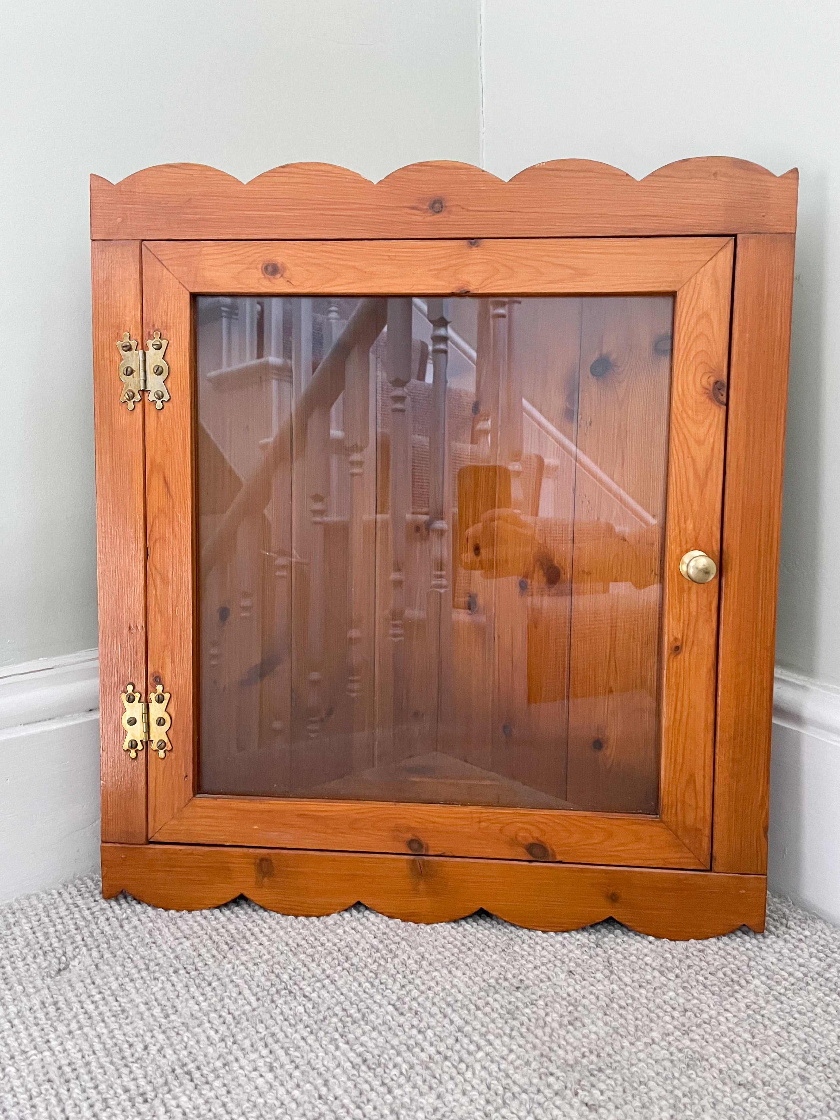 Vintage scalloped glass-fronted/glazed pine corner display cabinet with brass hinges and knob - Moppet