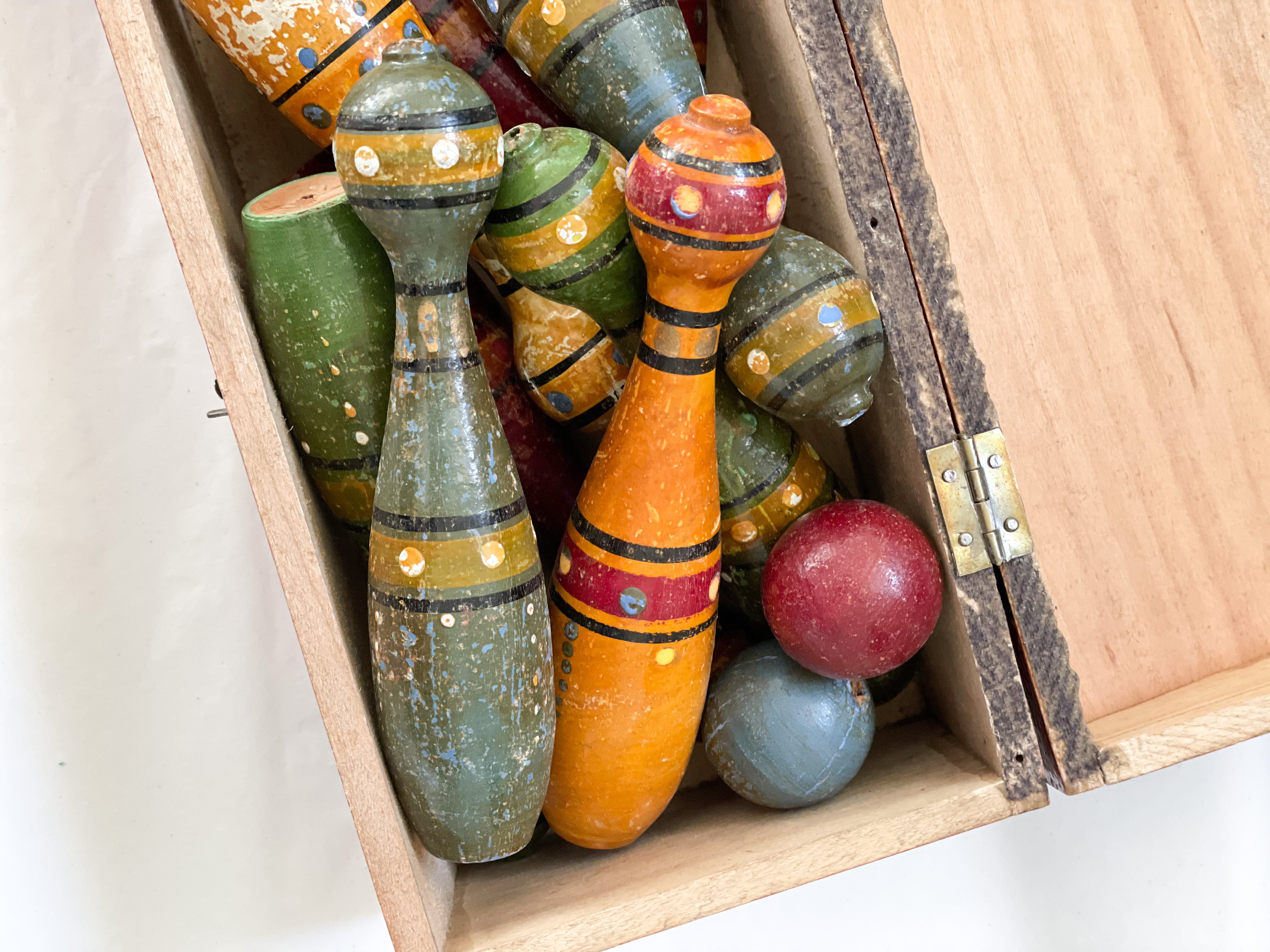 Antique hand-painted French wooden skittles/quilles in original wooden chest in burgundy, blue, green and gold - Moppet