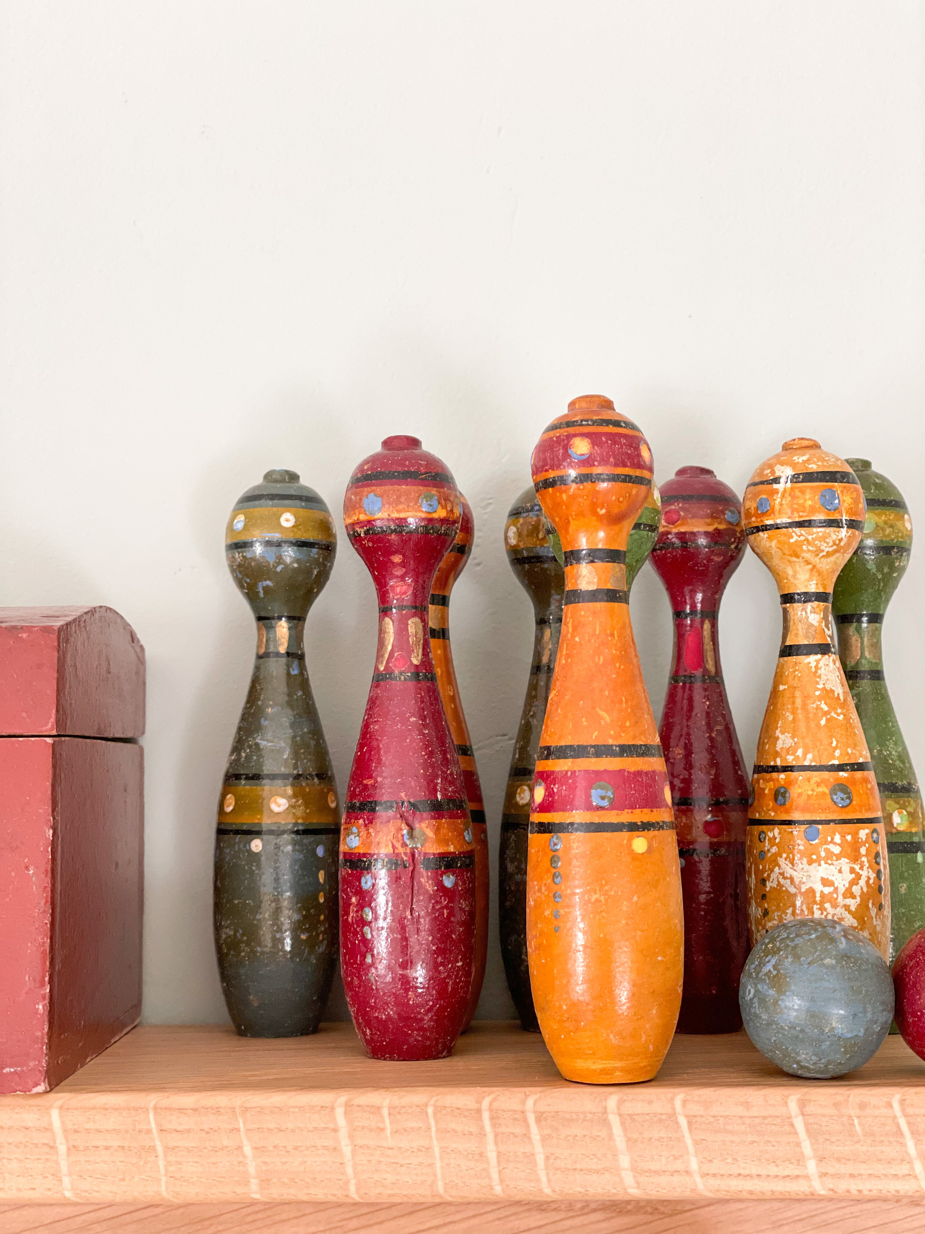 Antique hand-painted French wooden skittles/quilles in original wooden chest in burgundy, blue, green and gold - Moppet
