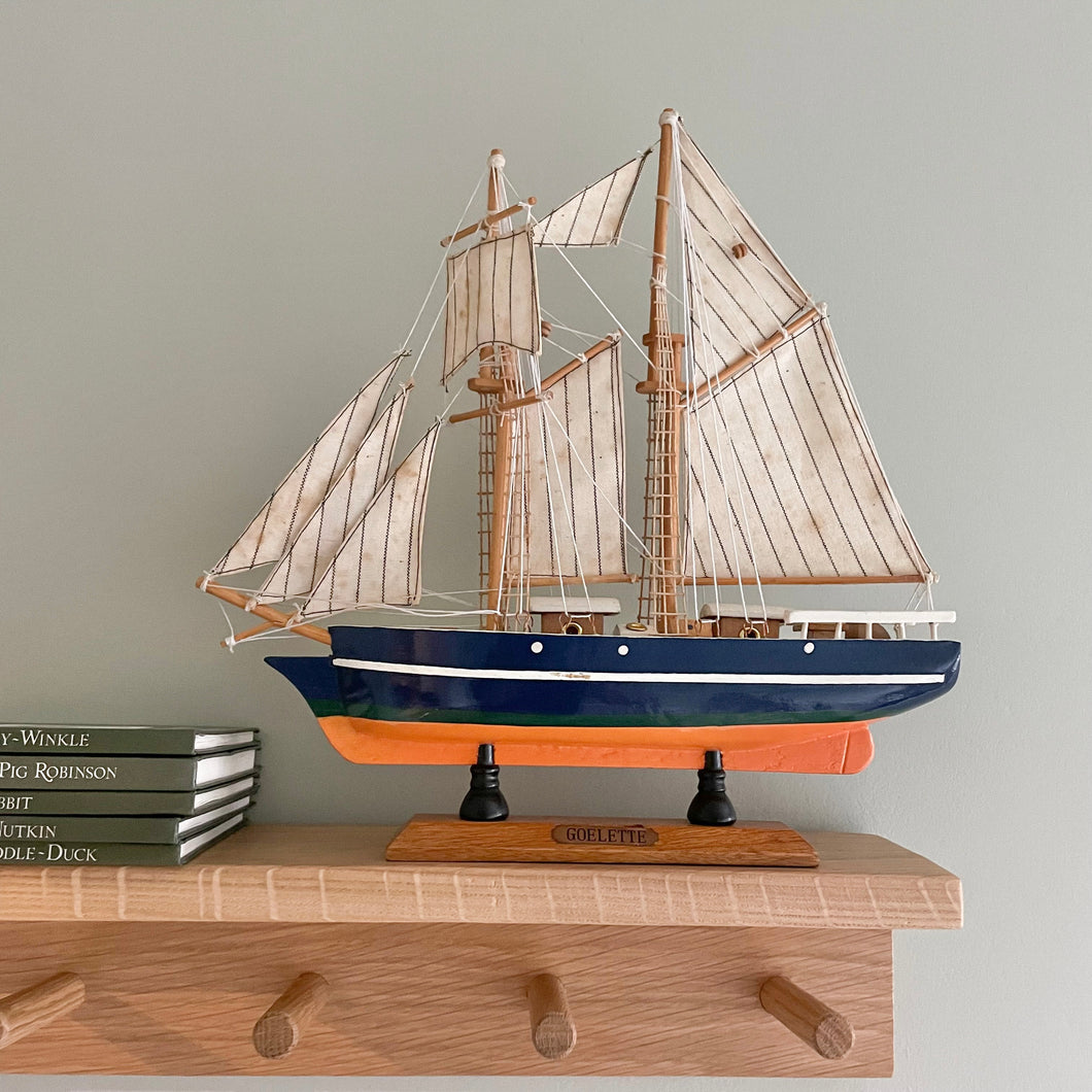 Vintage wooden model sailing ship or ‘goélette’ - Moppet