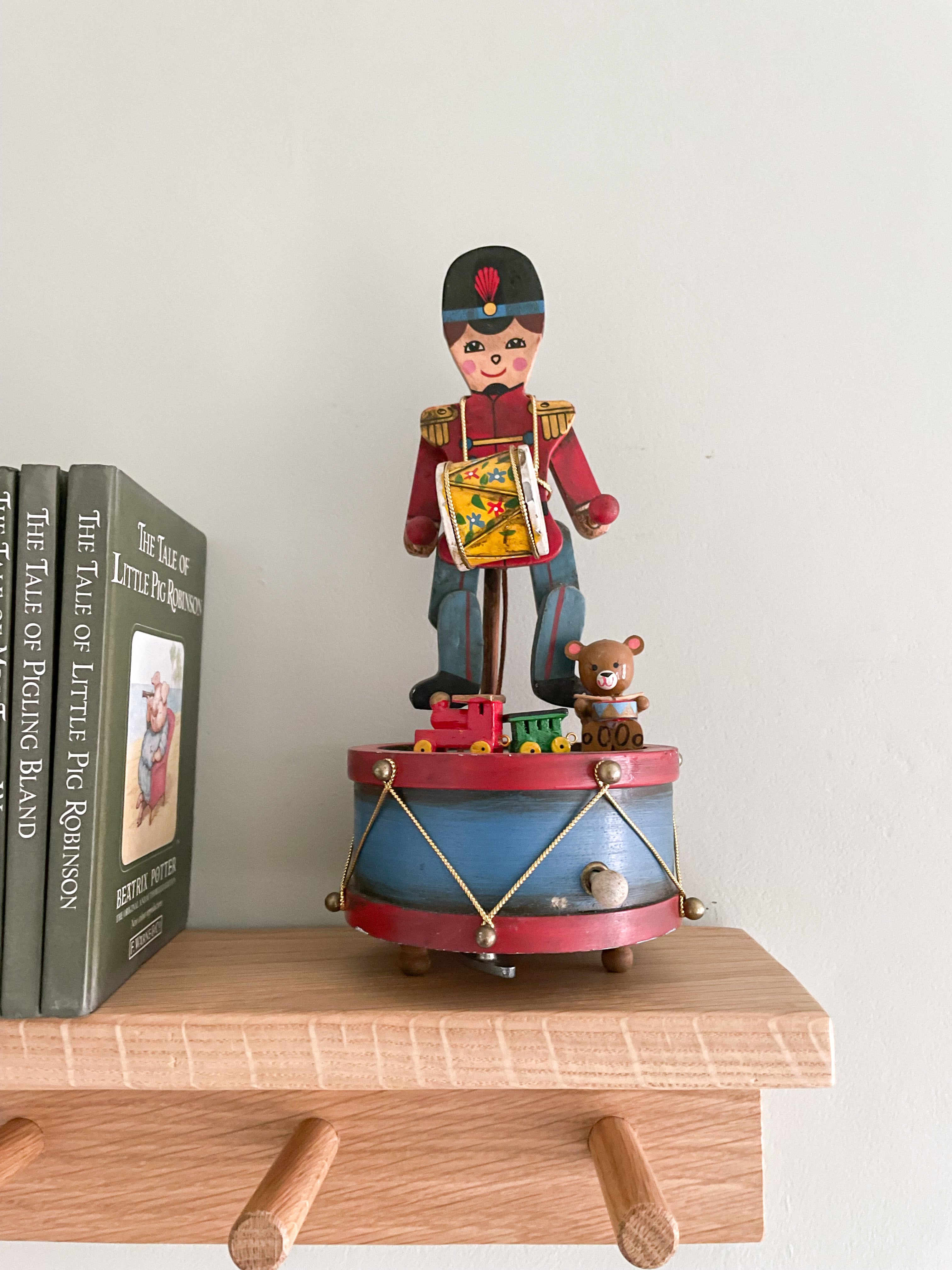 Vintage wooden music box with articulated drumming soldier, by Enesco - Moppet