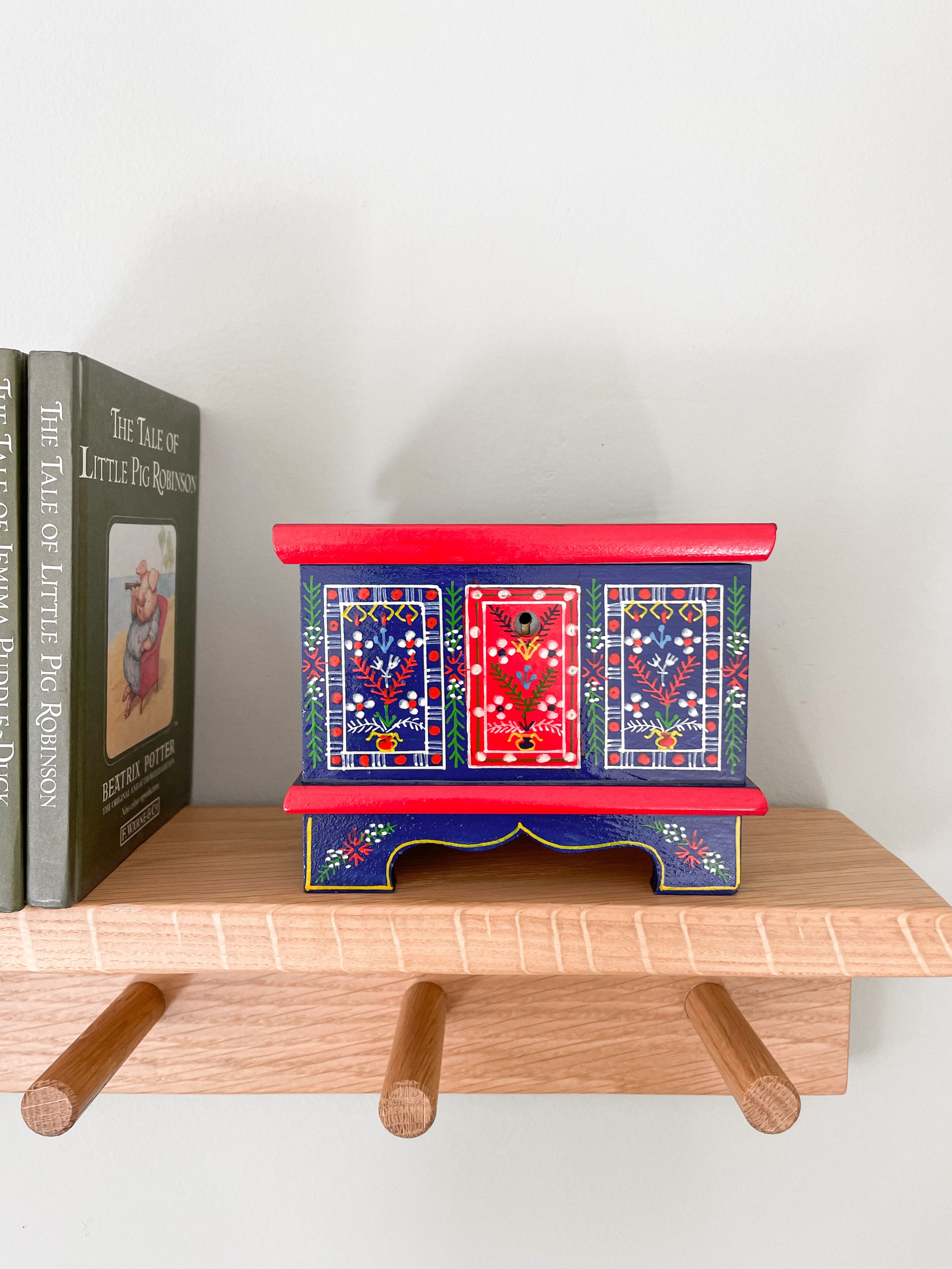 Vintage hand-painted Polish folk art wooden trinket box or jewellery box with key - Moppet