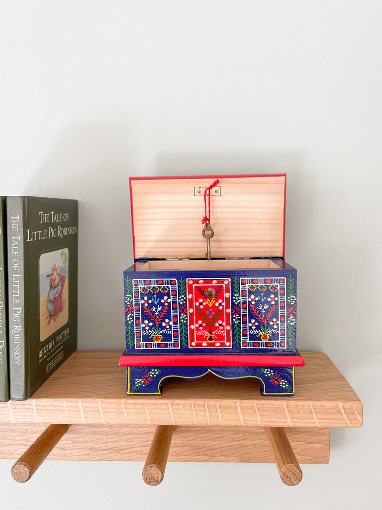 Vintage hand-painted Polish folk art wooden trinket box or jewellery box with key - Moppet