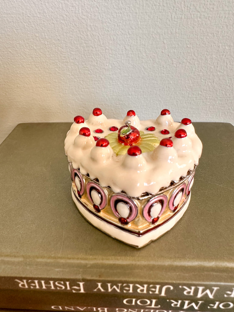 Vintage heart-shaped birthday cake lidded trinket box made of metal and enamel - Moppet