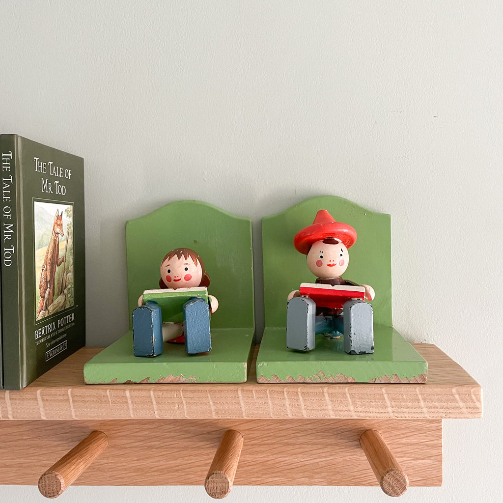Vintage 1950s wooden Italian bookends featuring a girl and boy reading, by Sevi 1831 - Moppet