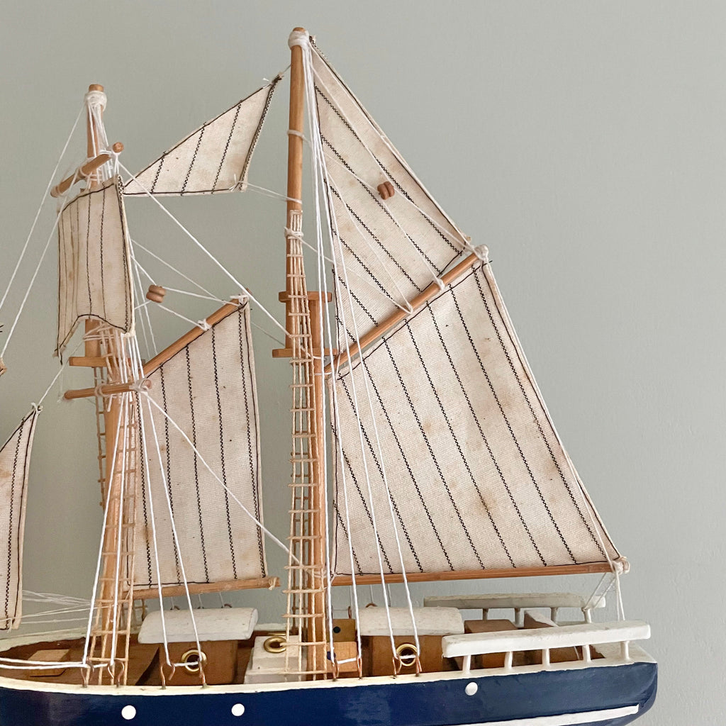 Vintage wooden model sailing ship or ‘goélette’ - Moppet